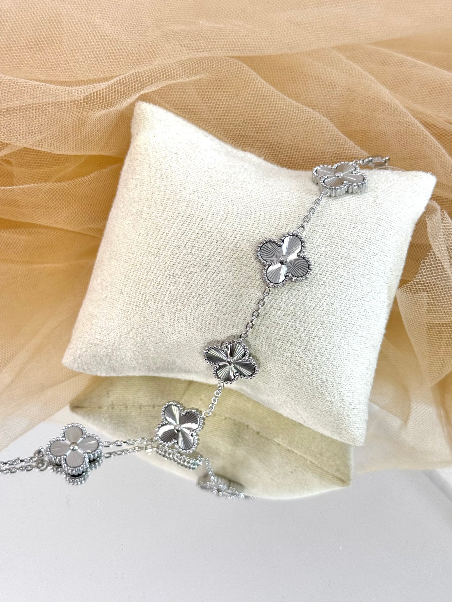 silver clover braclet, clover in silver, clover shaped bracelet, clover design jewellery