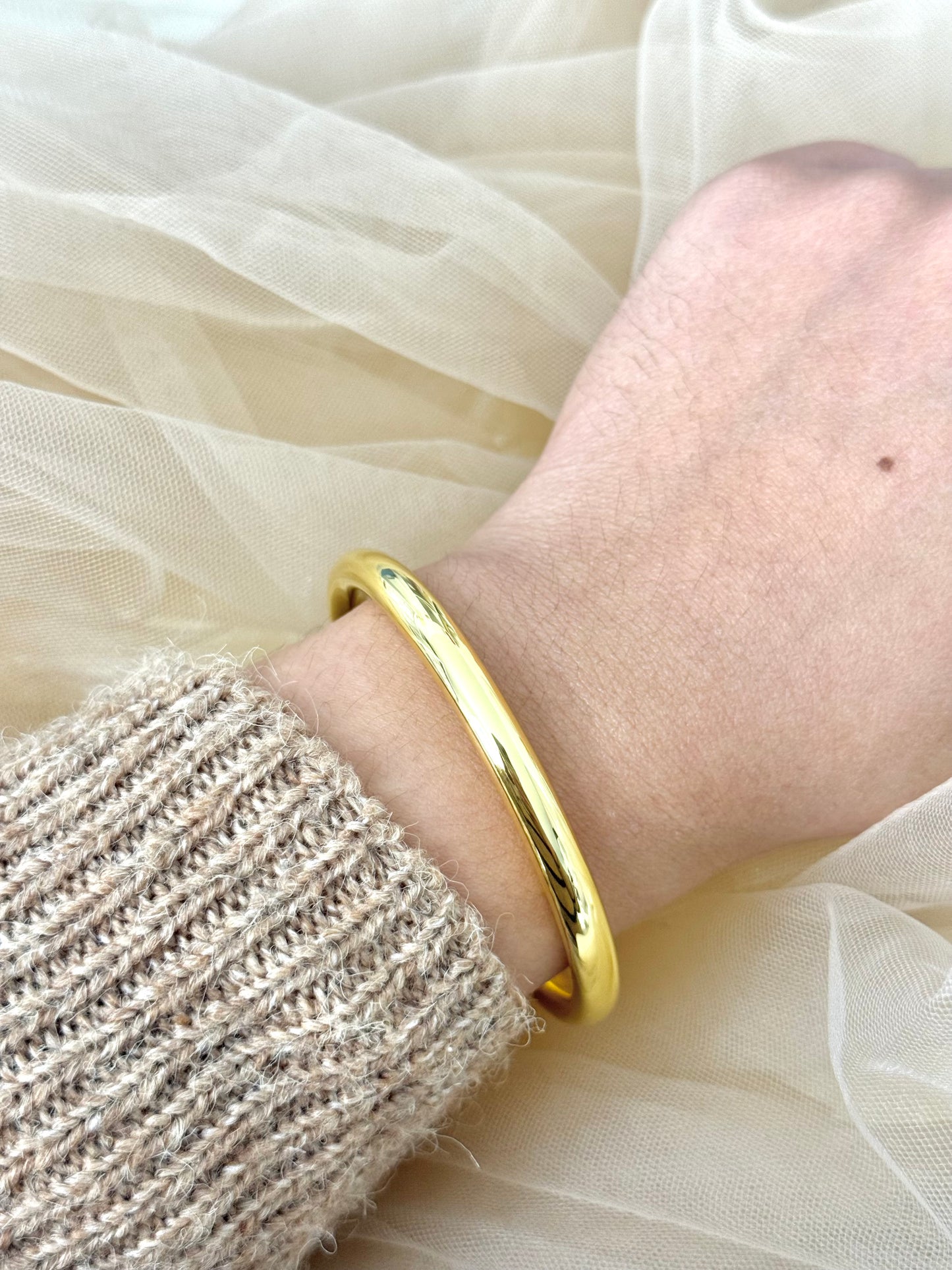 timeless jewellery, perfect gift for her, elegant bracelet, charm bracelet, best gift for her, classic gold chain bangle, stylish gift, statement bracelet, versatile bracelet, bracelet Australia, gold bracelet, gold bangle, elegant bangle, classic bangle, bangle for any outfit