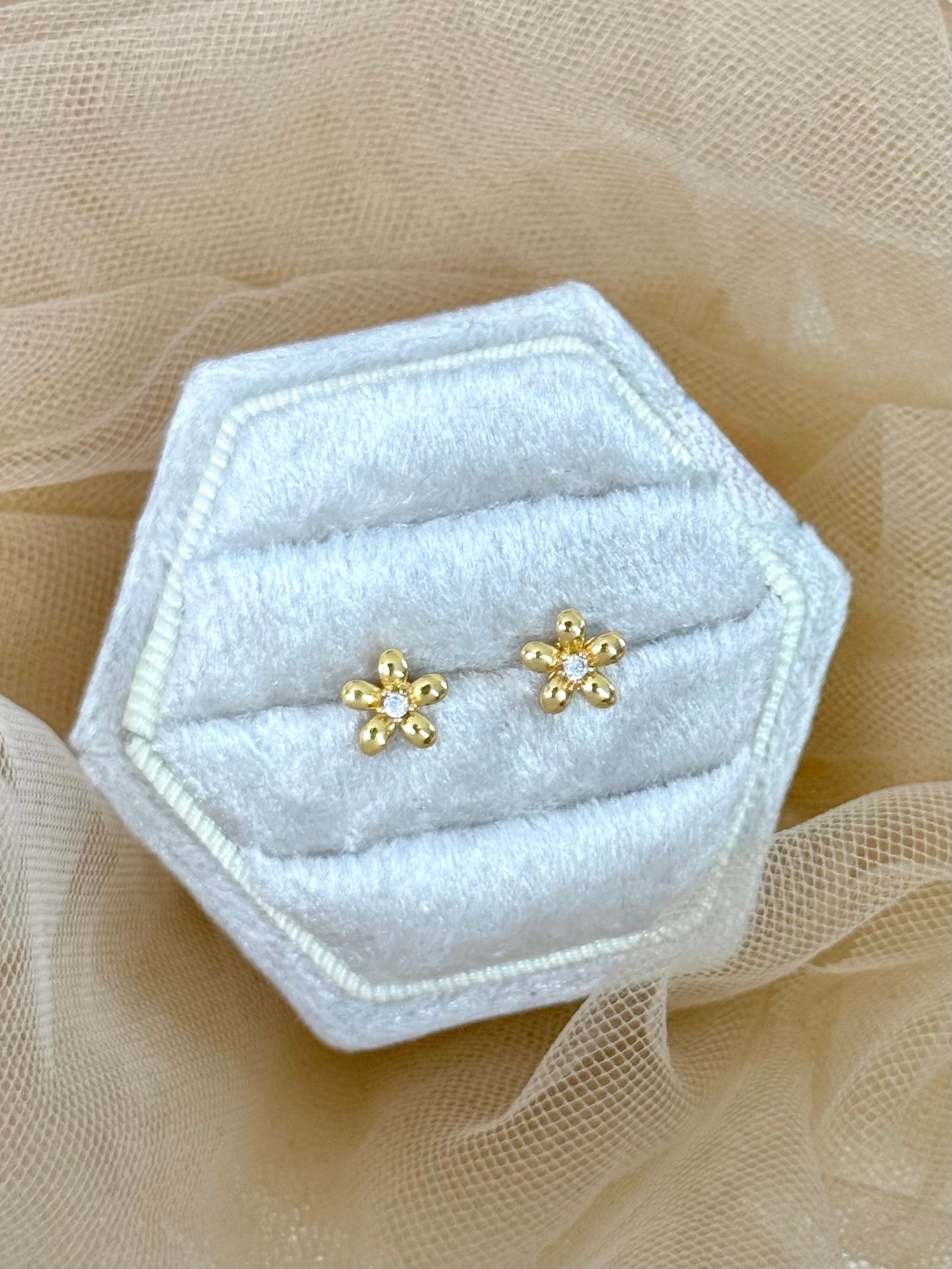 small stud earrings, gold earrings, small gold earrings. earrings austrlia, affordable earrings, cheap earrings, waterproof earrings, simple earrings
