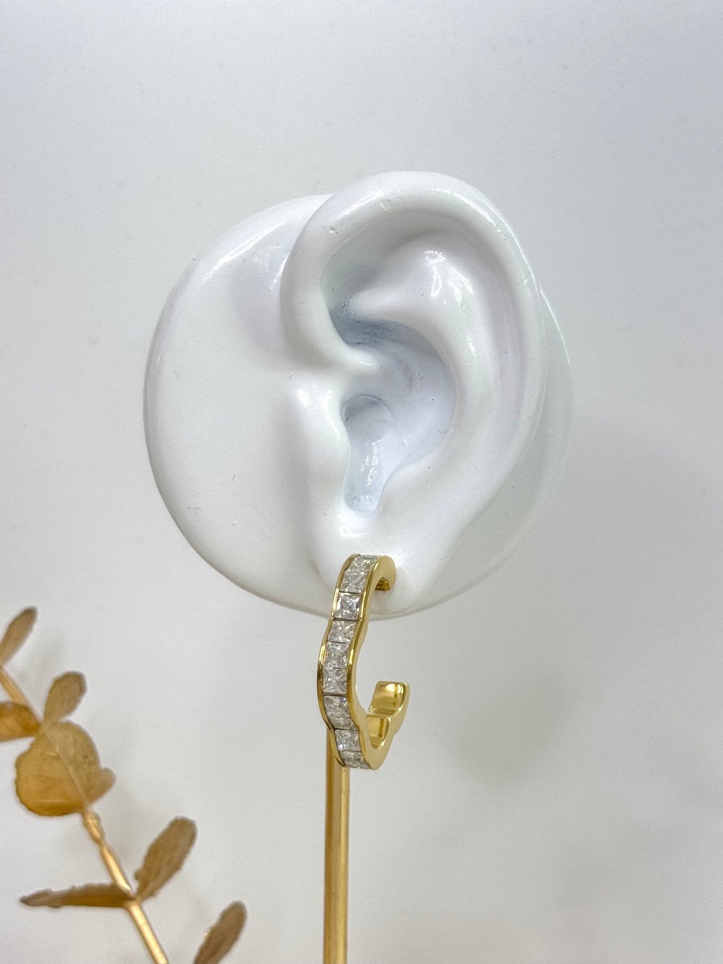Elegant Kiva Clover earrings with a timeless four-leaf design, Gold-plated Kiva Clover earrings featuring a sophisticated and modern look, Gift Ideas Jewellery, WaterProof Jewellery, Stainless Jewellery