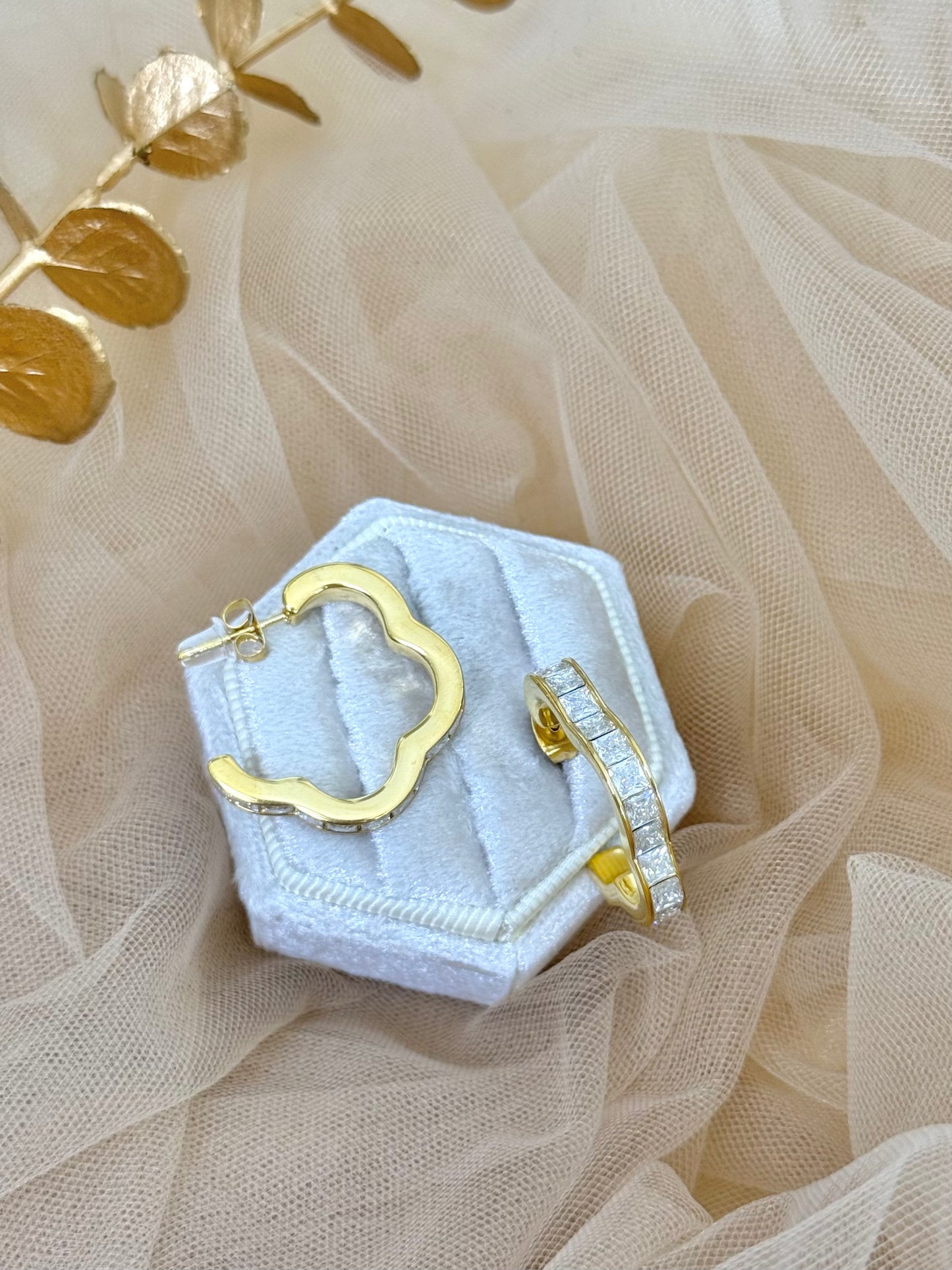 Elegant Kiva Clover earrings with a timeless four-leaf design, Gold-plated Kiva Clover earrings featuring a sophisticated and modern look, Gift Ideas Jewellery, WaterProof Jewellery, Stainless Jewellery