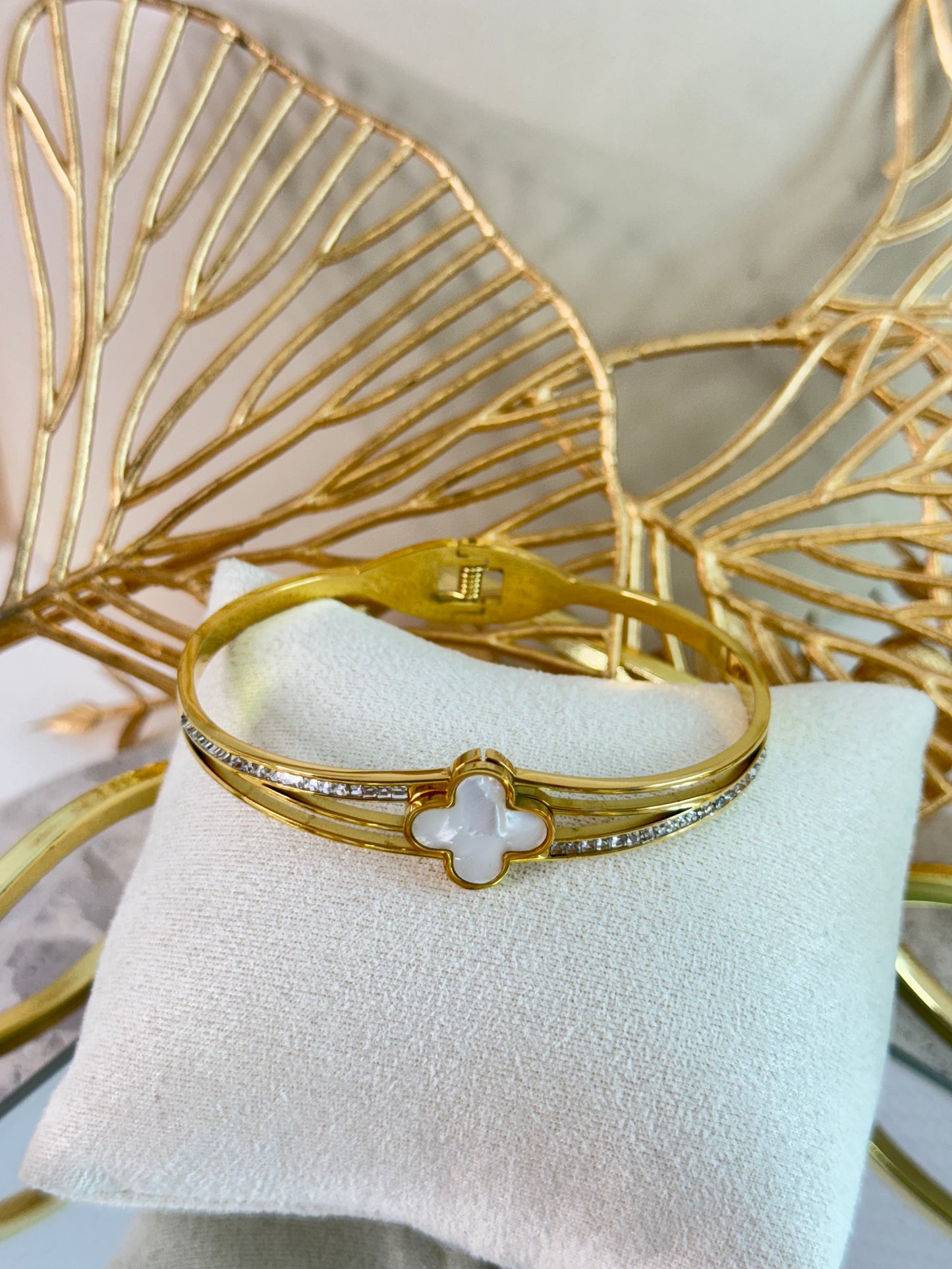 Ily Clover in White | Bangle 2835
