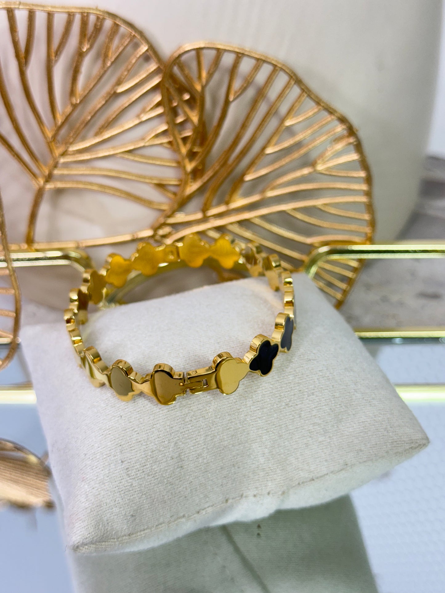 clover bangle, plain clover bangle, white clover bangle, black clover bangle, versatile bangle, lightweight bangle, clover bracelet, timeless bangle, timeless clover bangle, cute bangle, flower bangle, gold clover bangle