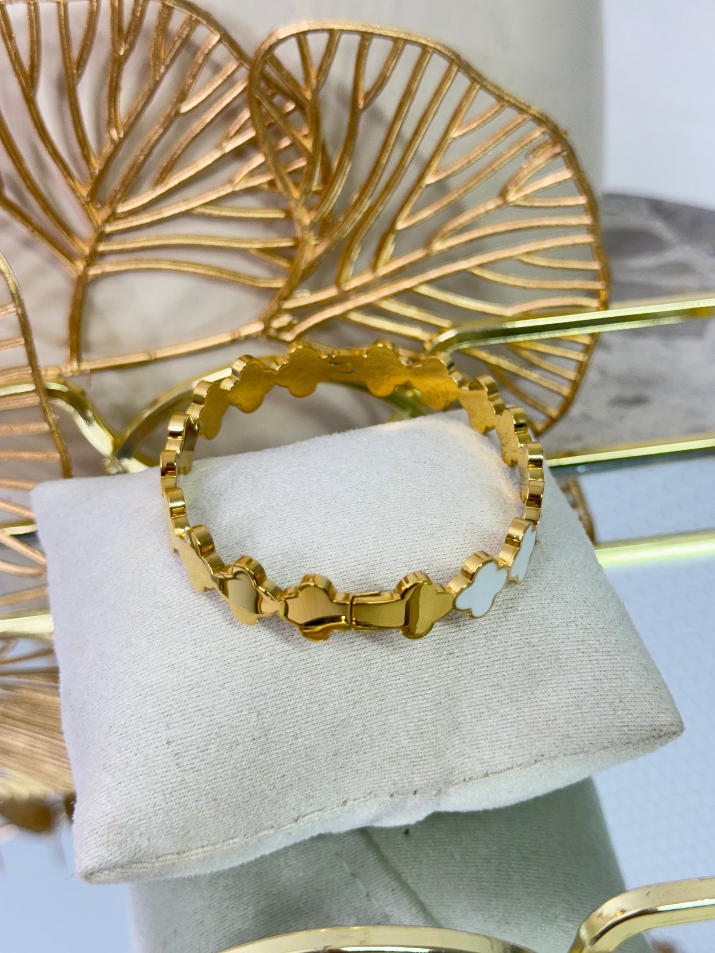 clover bangle, plain clover bangle, white clover bangle, black clover bangle, versatile bangle, lightweight bangle, clover bracelet, timeless bangle, timeless clover bangle, cute bangle, flower bangle, gold clover bangle