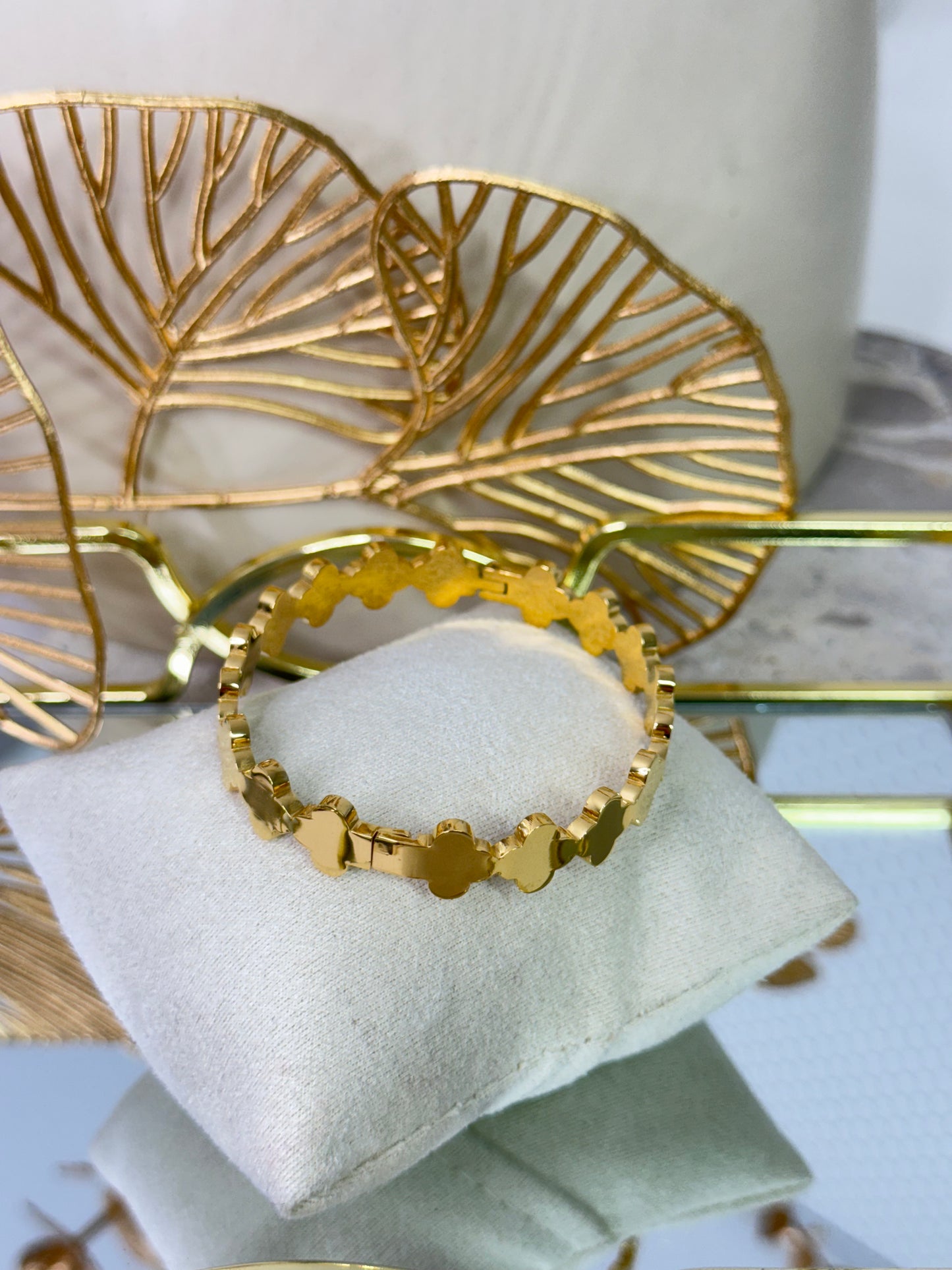clover bangle, plain clover bangle, white clover bangle, black clover bangle, versatile bangle, lightweight bangle, clover bracelet, timeless bangle, timeless clover bangle, cute bangle, flower bangle, gold clover bangle