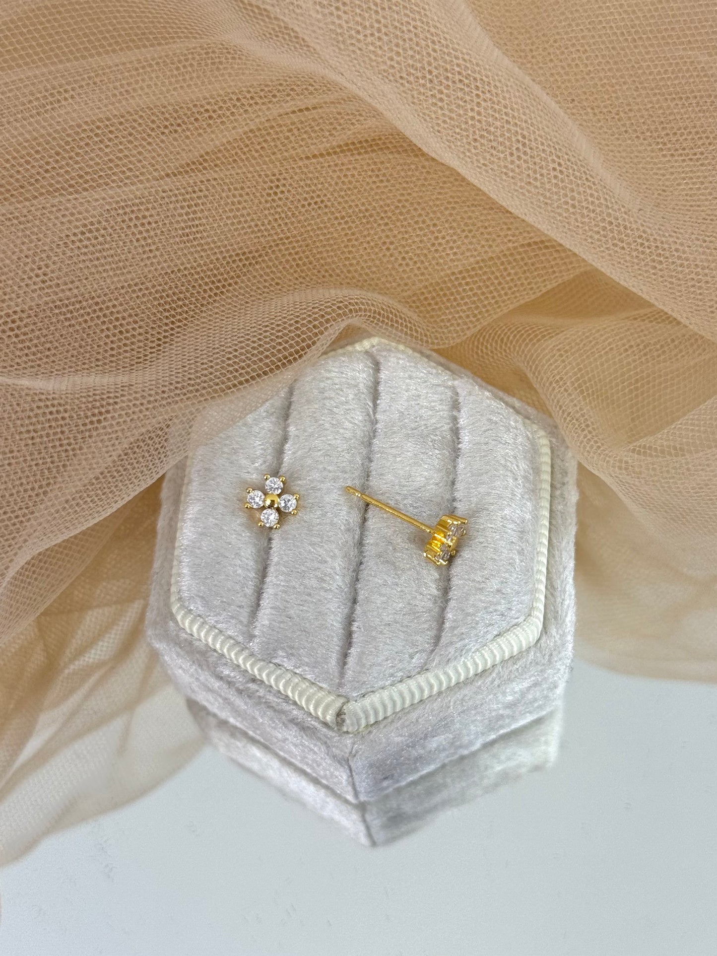 Hexagonal jewelry box with diamond earrings on a beige fabric background, stud earrings, gemstone, everyday wear, elegant drop earrings
