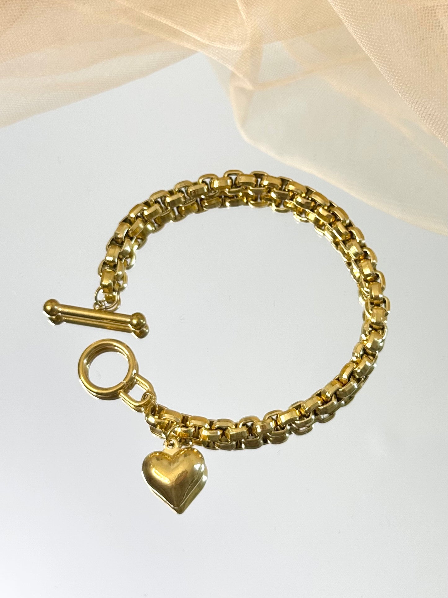 gold bracelet, heart bracelet, charm bracelet, chain bracelet, bracelet with heart dangling design, cute heart bracelet