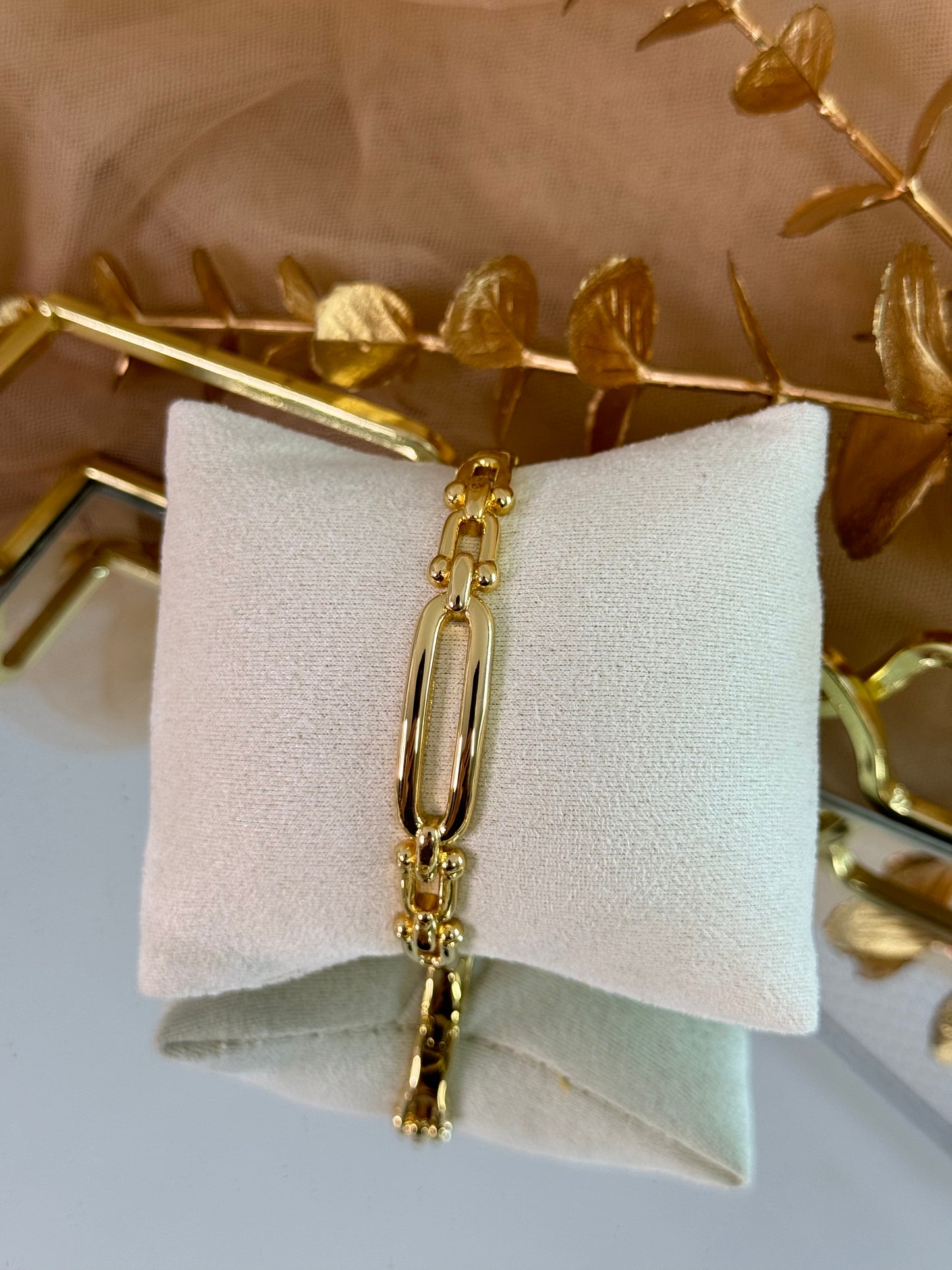 timeless jewellery, perfect gift for her, elegant jewellery, dainty jewellery, simple jewellery, classic gold bangle, fashion accessories, sleek jewellery, trendy jewellery, lightweight bangle, stylish jewellery, simple bangle, flower bangle, intricate design bangle