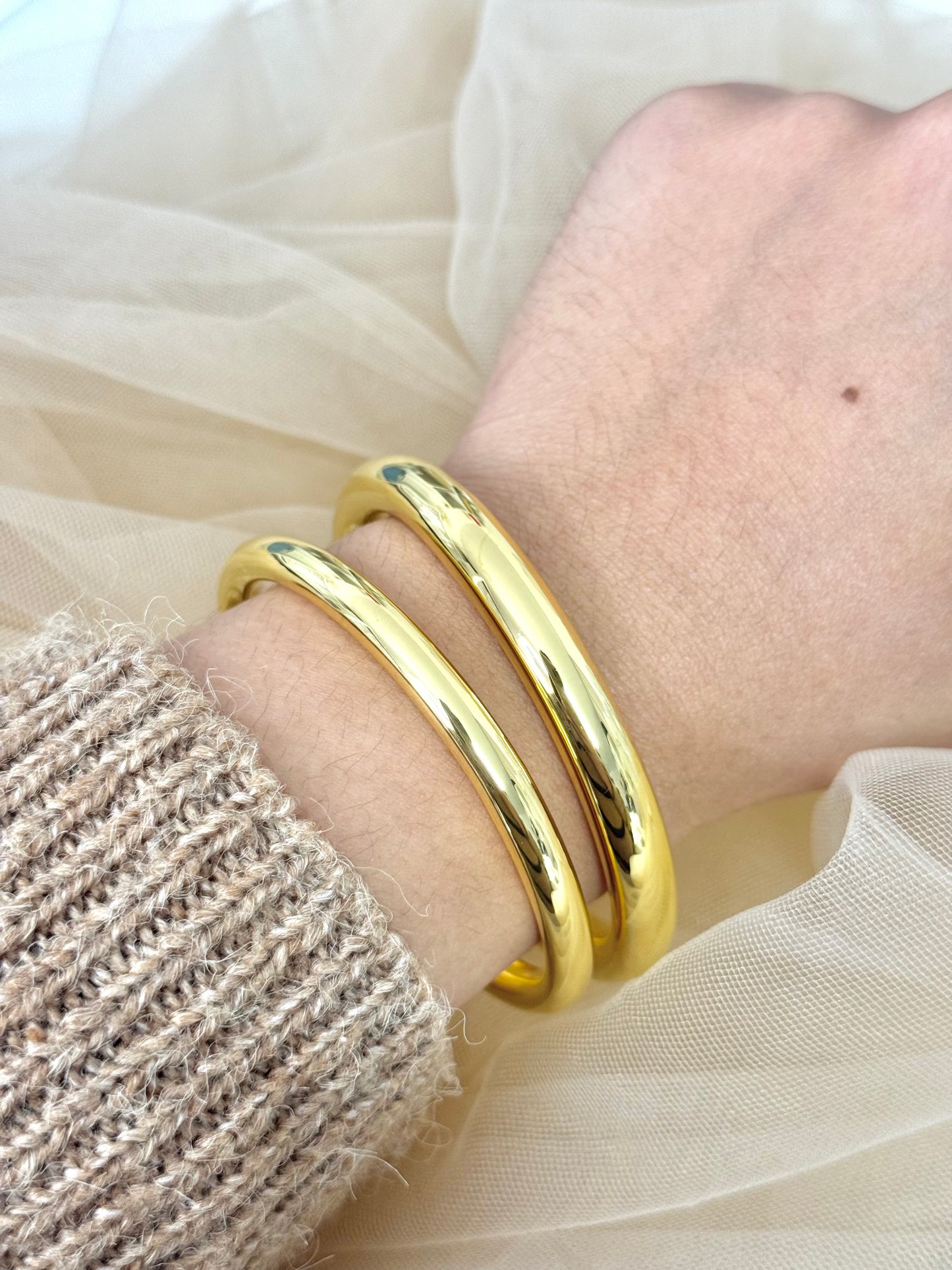 timeless jewellery, perfect gift for her, elegant bracelet, charm bracelet, best gift for her, classic gold chain bangle, stylish gift, statement bracelet, versatile bracelet, bracelet Australia, gold bracelet, gold bangle, elegant bangle, classic bangle, bangle for any outfit