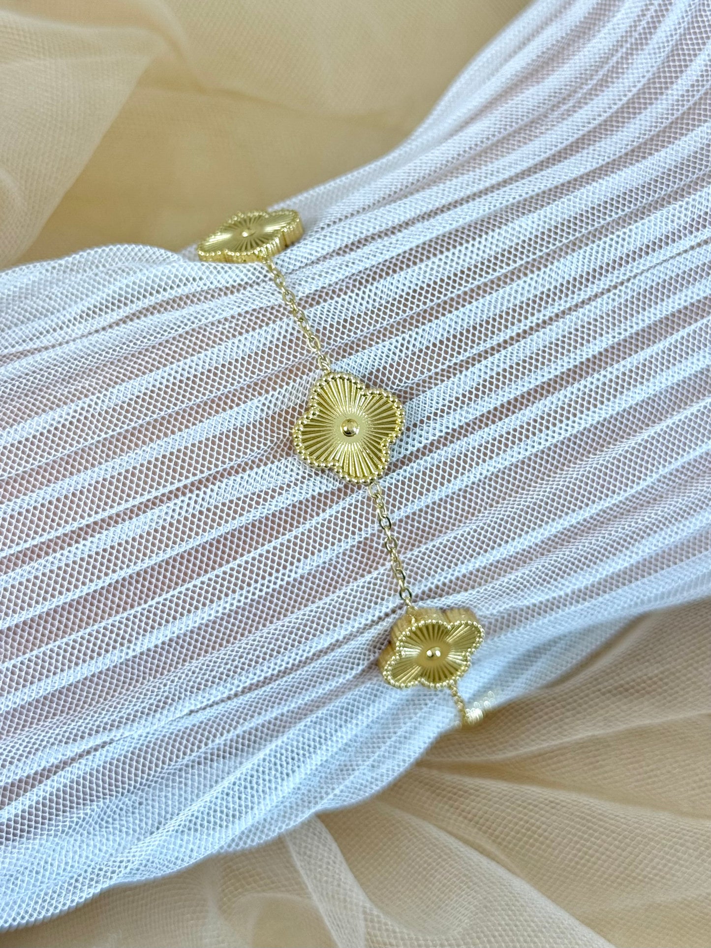 clover bracelet in gold, gold clover bracelet, gold clover, plain gold clover