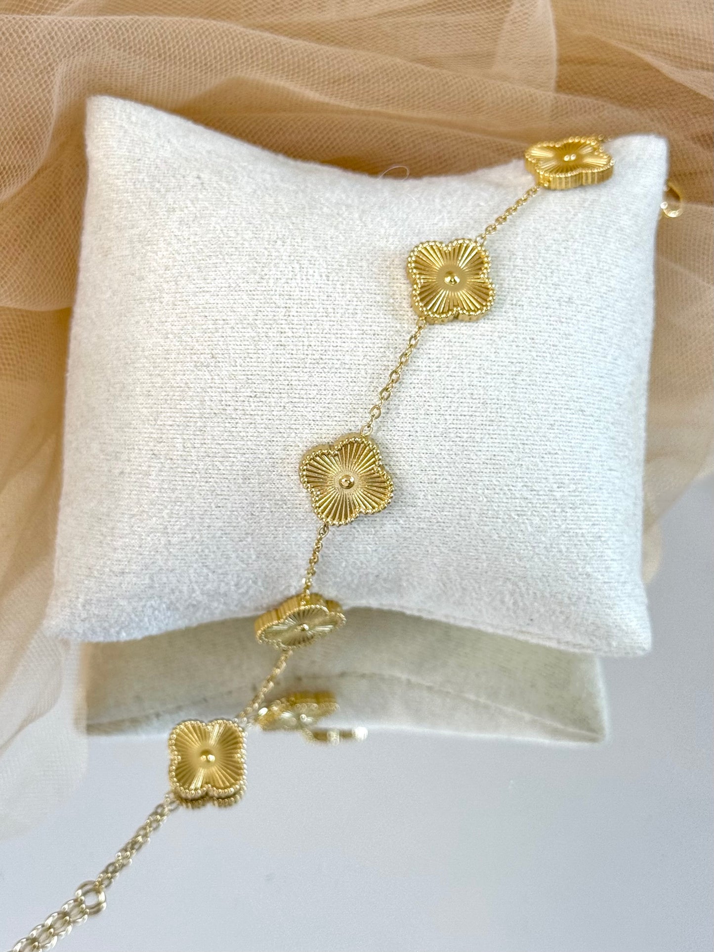 clover bracelet in gold, gold clover bracelet, gold clover, plain gold clover