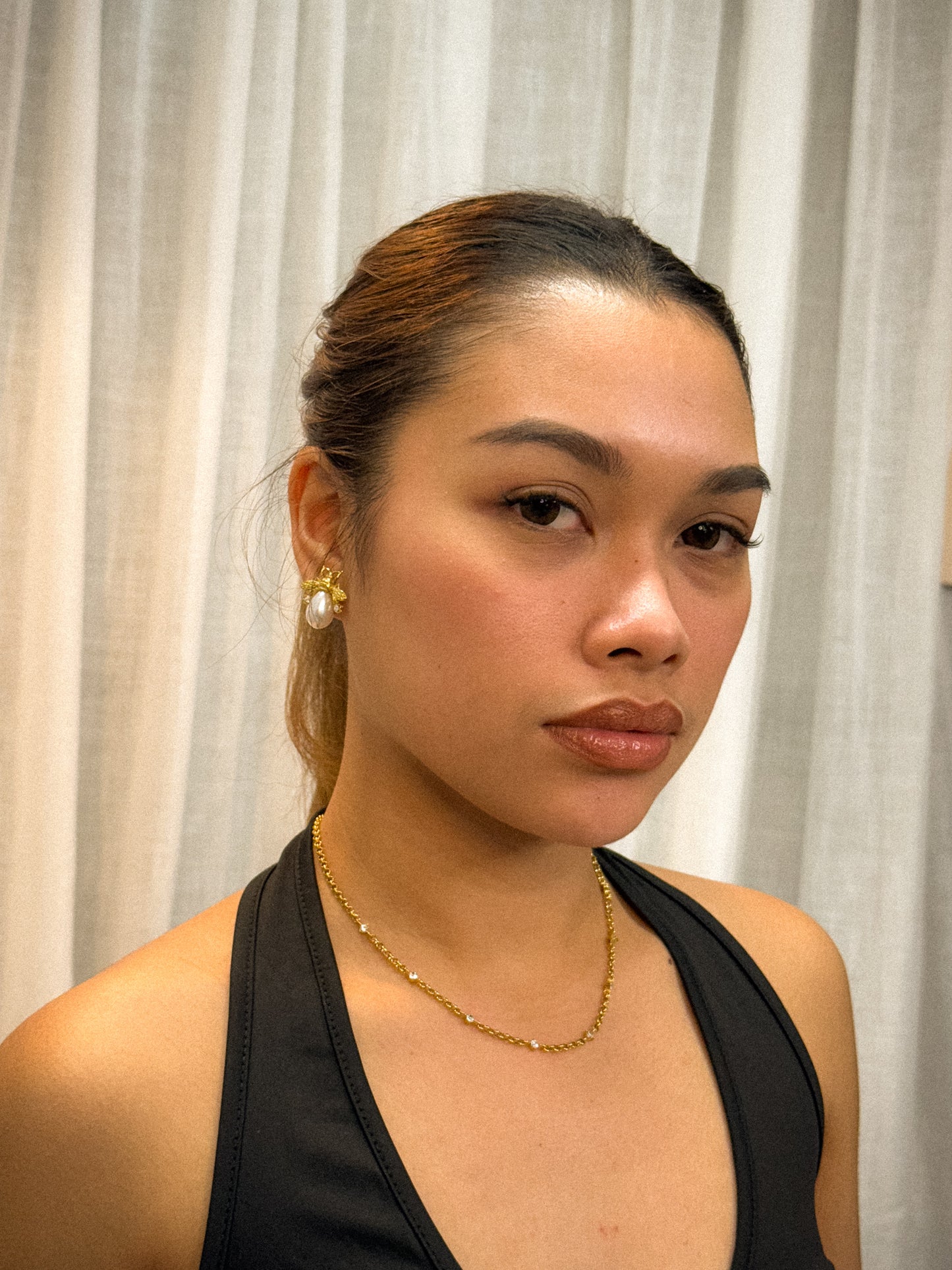 gold necklace, timeless jewellery, perfect gift for her, elegant necklace, charm necklace, best gift for her, classic gold chain necklace, stylish gift, statement necklace, versatile necklace, necklace Australia, link chain necklace, interlocking pendant necklace, y-shaped necklace, necklace with stone pendant, necklace with minimalist pendant, pendant with stones, necklace with gem pendant, minimalist design necklace, sparkling stone necklace, choker necklace