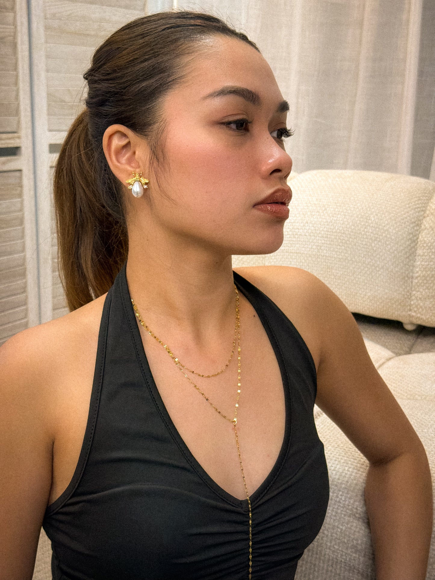 gold earrings, minimalist design earrings, jewellery for occasion, gift idea for her, cute earrings, dainty earrings, elegant earrings, dainty earrings, cute earrings , simple earrings, earrings with stones, unique design earrings, pearl earrings, bee design earrings, animal design earrings