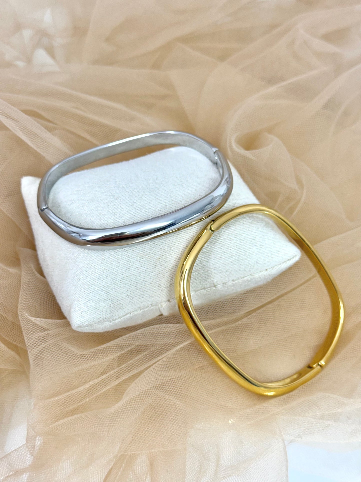 timeless jewellery, perfect gift for her, elegant bracelet, charm bracelet, best gift for her, classic gold chain bangle, stylish gift, statement bracelet, versatile bracelet, bracelet Australia, gold bracelet, gold bangle, elegant bangle, classic bangle, bangle for any outfit