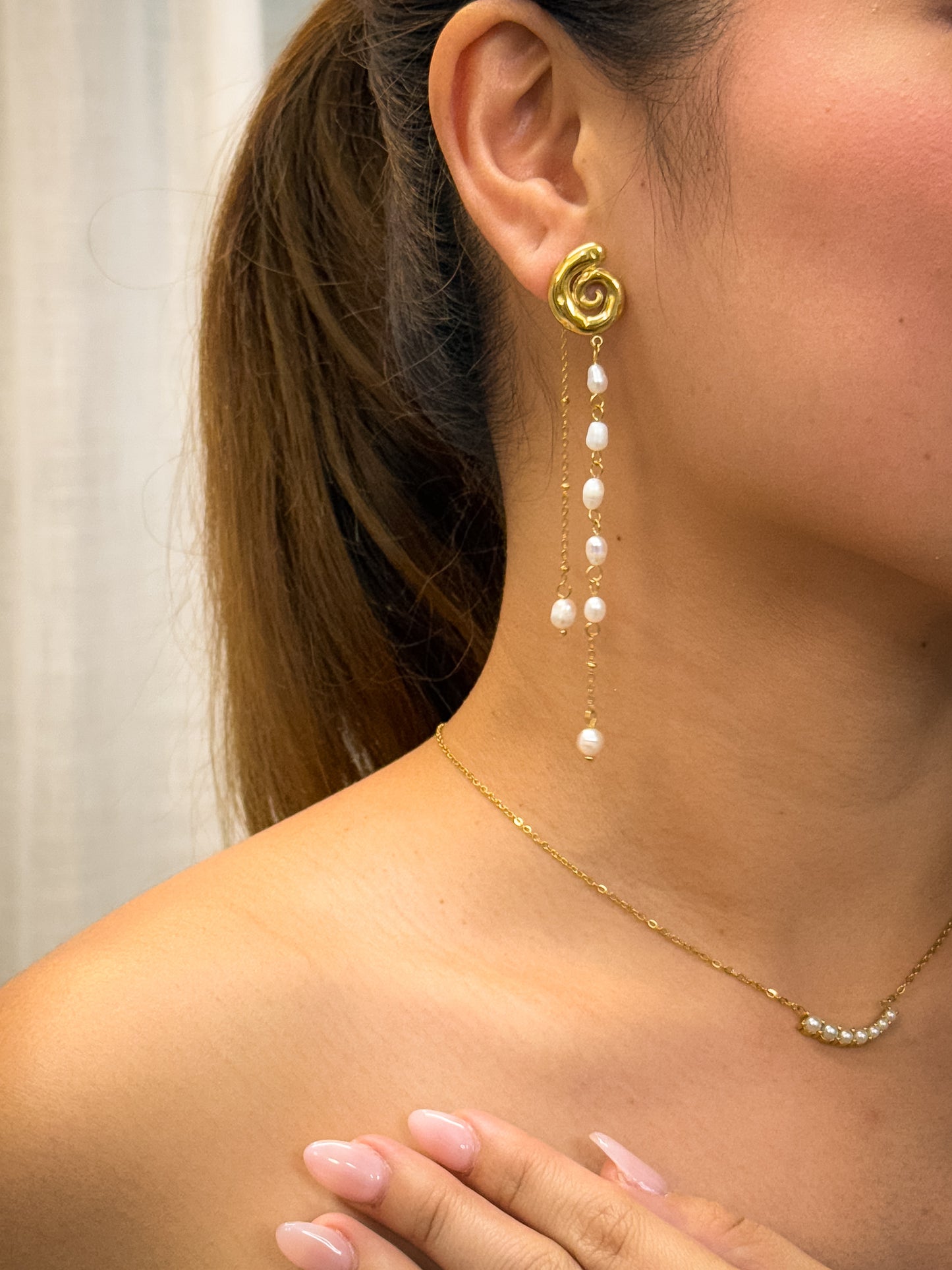 gold earrings, minimalist design earrings, jewellery for occasion, gift idea for her, cute earrings, dainty earrings, elegant earrings, dainty earrings, cute earrings , simple earrings, earrings with stones, unique design earrings, dangling earrings, drop earrings, elegant earrings