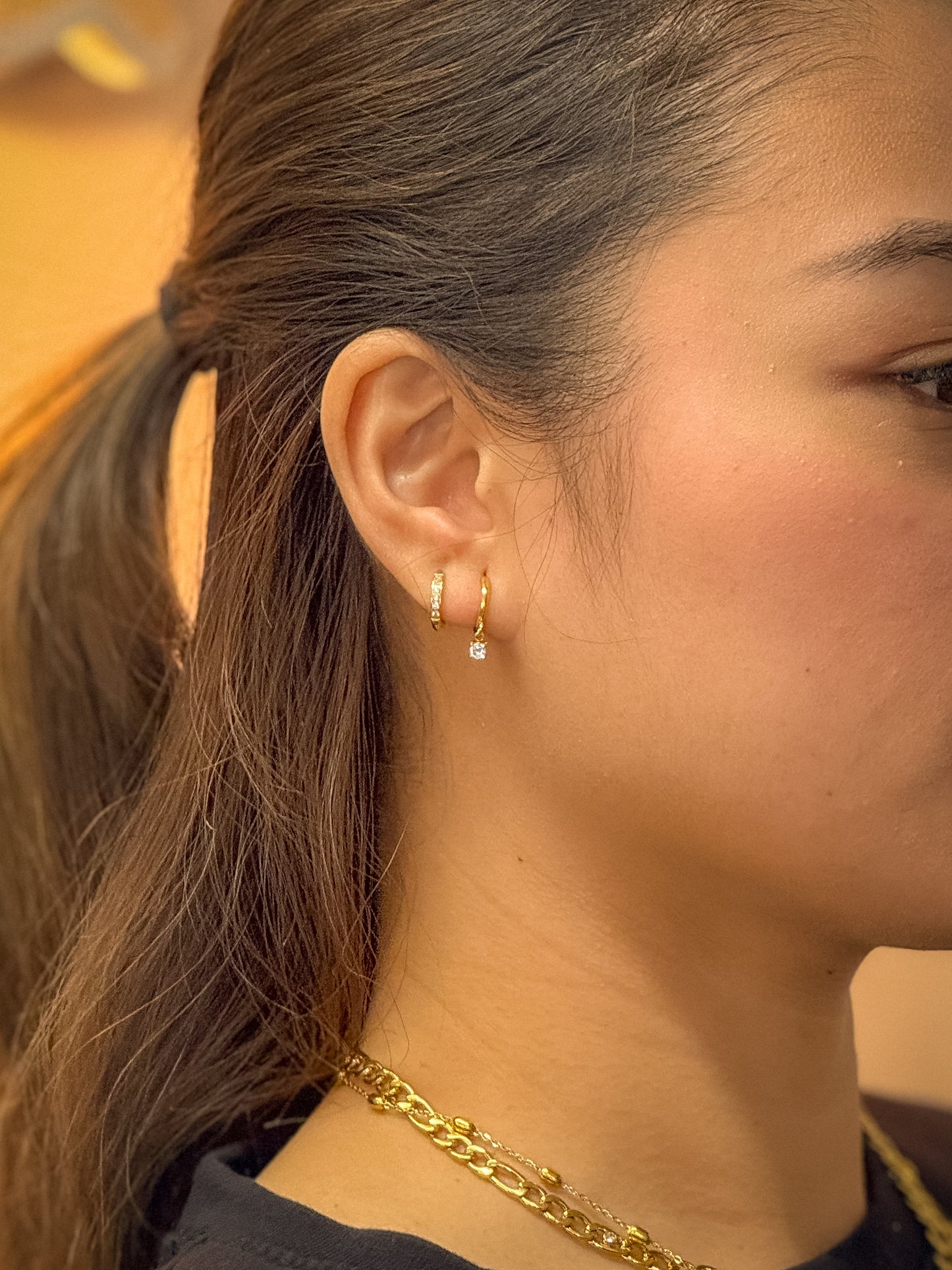 gold earrings, minimalist design earrings, jewellery for occasion, gift idea for her, cute earrings, dainty earrings, elegant earrings, dainty earrings, cute earrings set, simple earrings, earrings with stones