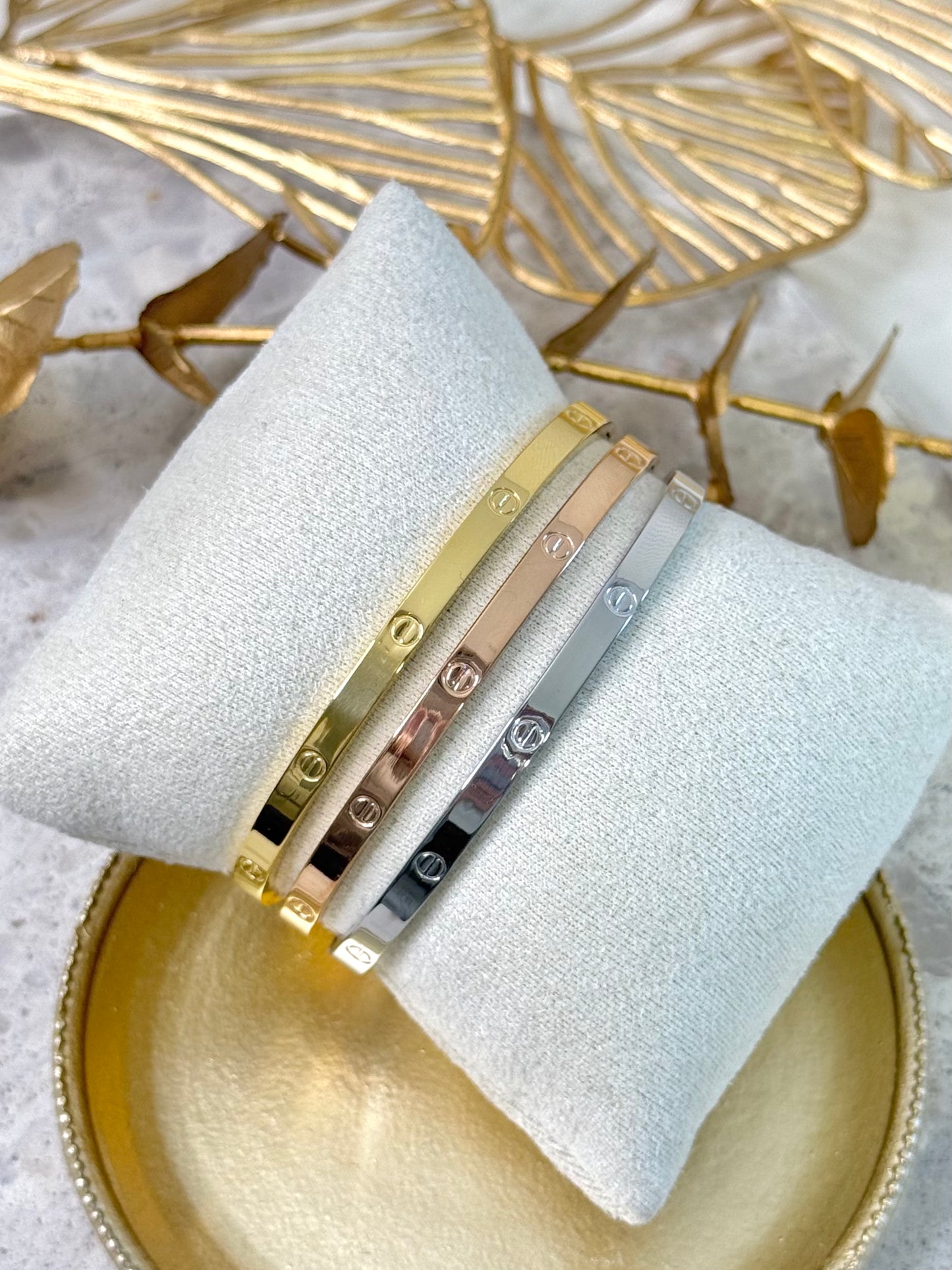 timeless jewellery, perfect gift for her, elegant jewellery, dainty jewellery, simple jewellery, classic gold bangle, fashion accessories, sleek jewellery, trendy jewellery, lightweight bangle, stylish jewellery, simple bangle, flower bangle, intricate design bangle, bangle set