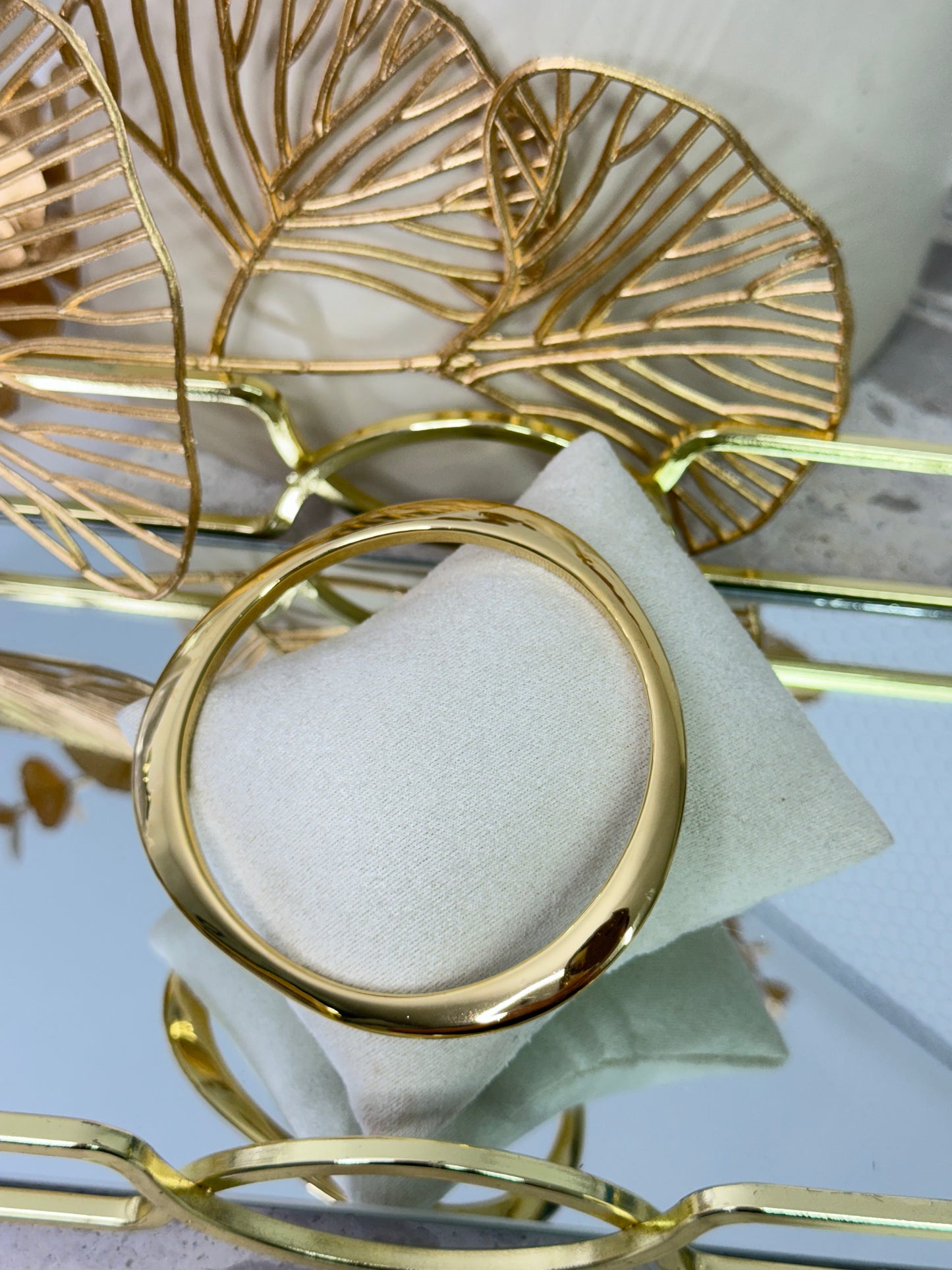 timeless jewellery, perfect gift for her, elegant jewellery, dainty jewellery, simple jewellery, classic gold bracelet, fashion accessories, sleek jewellery, trendy jewellery, lightweight bracelet, stylish jewellery, simple bracelet, tennis bangle, thick bangle, bold bangle