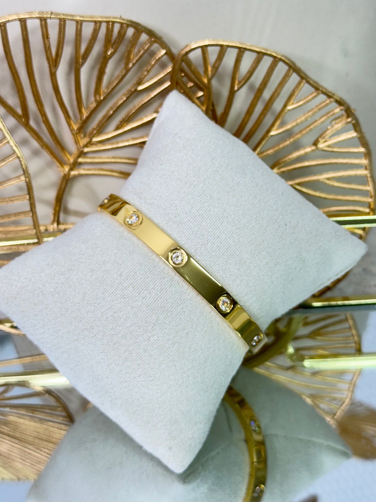 timeless jewellery, perfect gift for her, elegant jewellery, dainty jewellery, simple jewellery, classic gold bangle, fashion accessories, sleek jewellery, trendy jewellery, lightweight bangle, stylish jewellery, simple bangle, twisted bangle, unique bangle