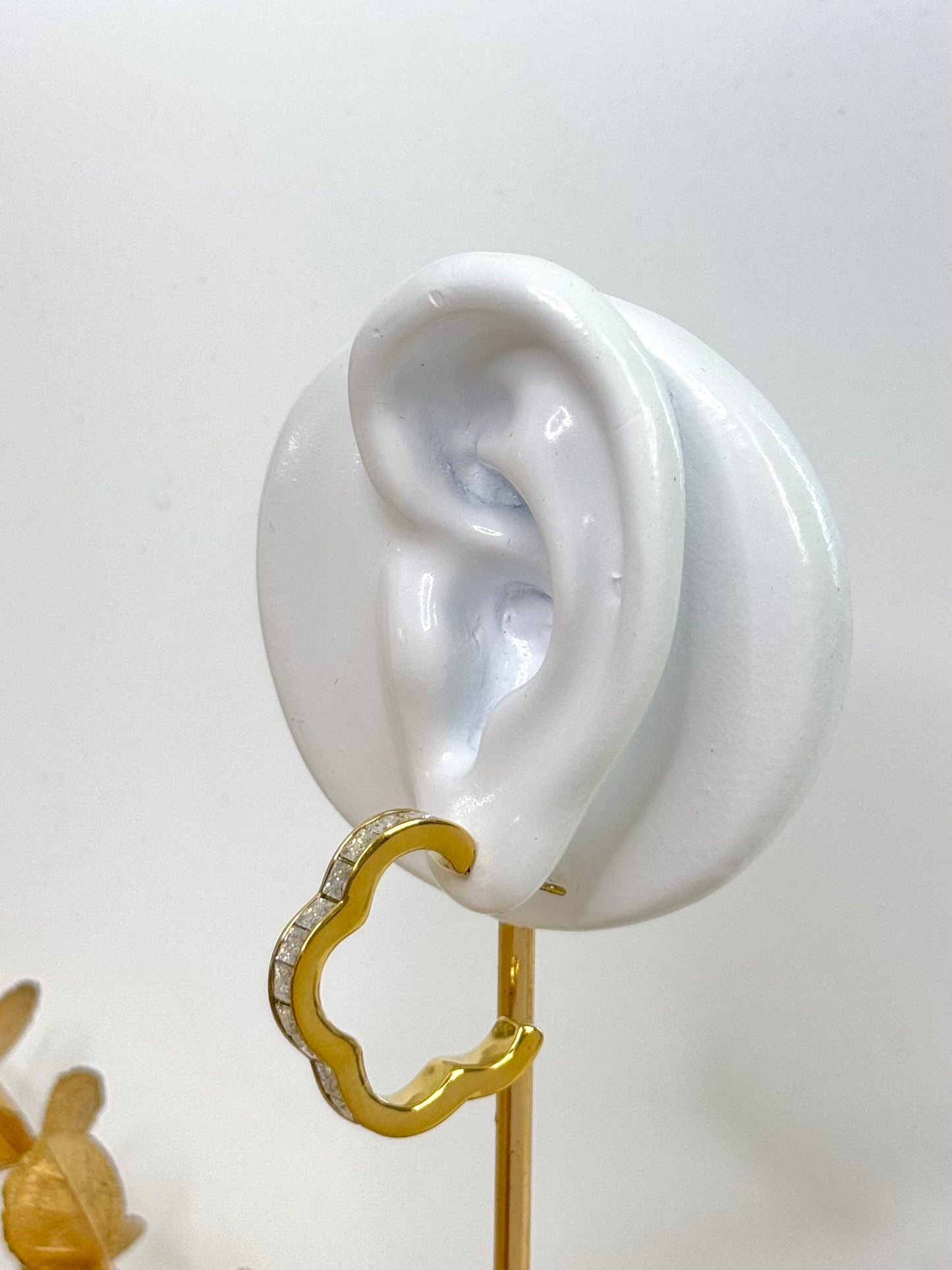 Elegant Kiva Clover earrings with a timeless four-leaf design, Gold-plated Kiva Clover earrings featuring a sophisticated and modern look, Gift Ideas Jewellery, WaterProof Jewellery, Stainless Jewellery
