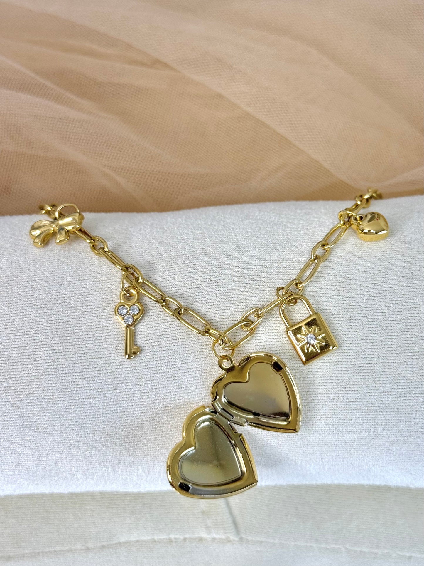 timeless jewellery, perfect gift for her, elegant bracelet, charm bracelet, best gift for her, classic gold chain bracelet, stylish gift, statement bracelet, versatile bracelet, bracelet Australia, gold bracelet, lucky charm, cute bracelet, dangling bracelet, bow design bracelet, heart design bracelet, star design bracelet, pearl bracelet. locket design bracelet