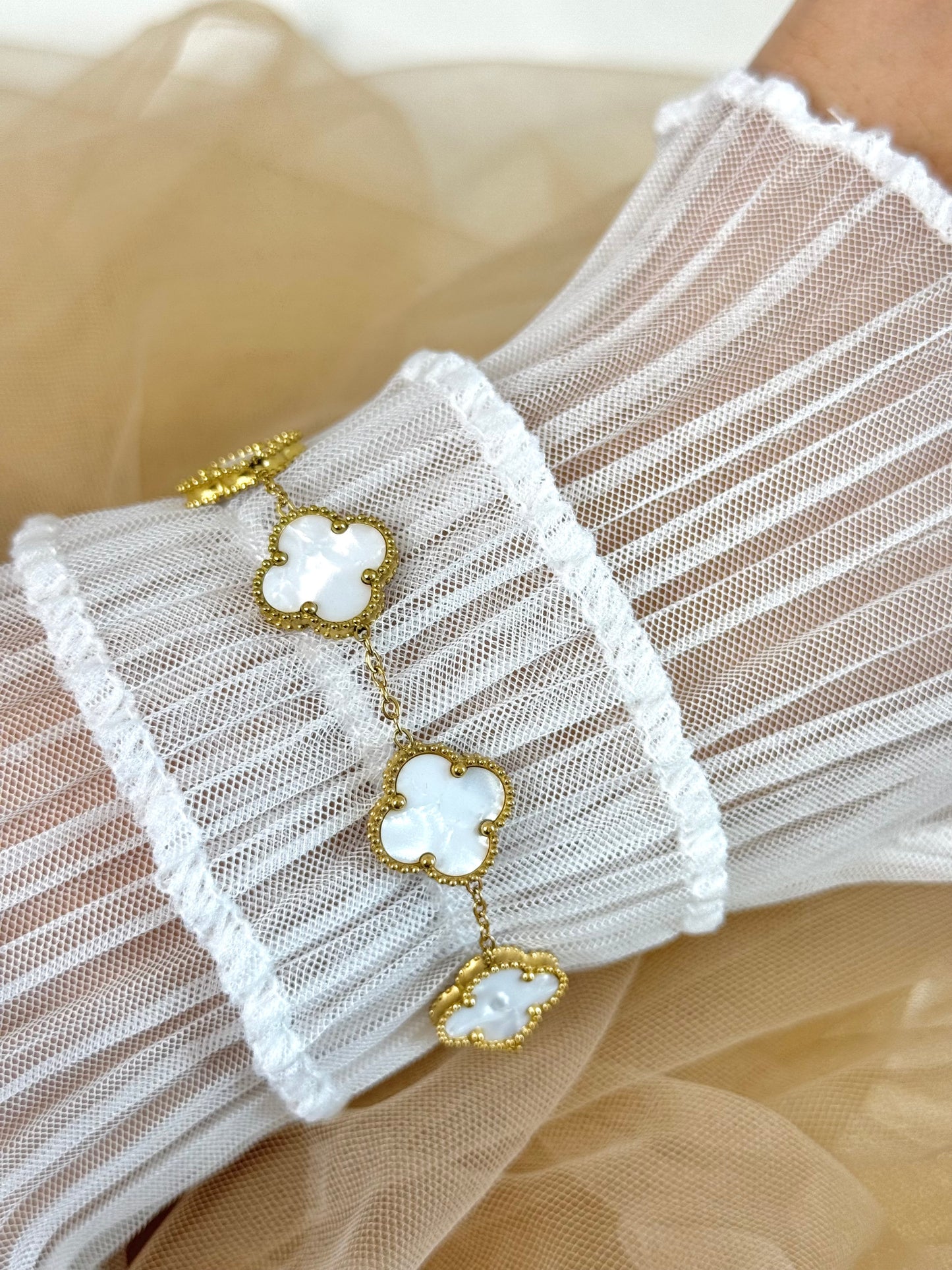 large clover, large clover white, white, clover bracelet, bracelet clover in white, clover bracelet