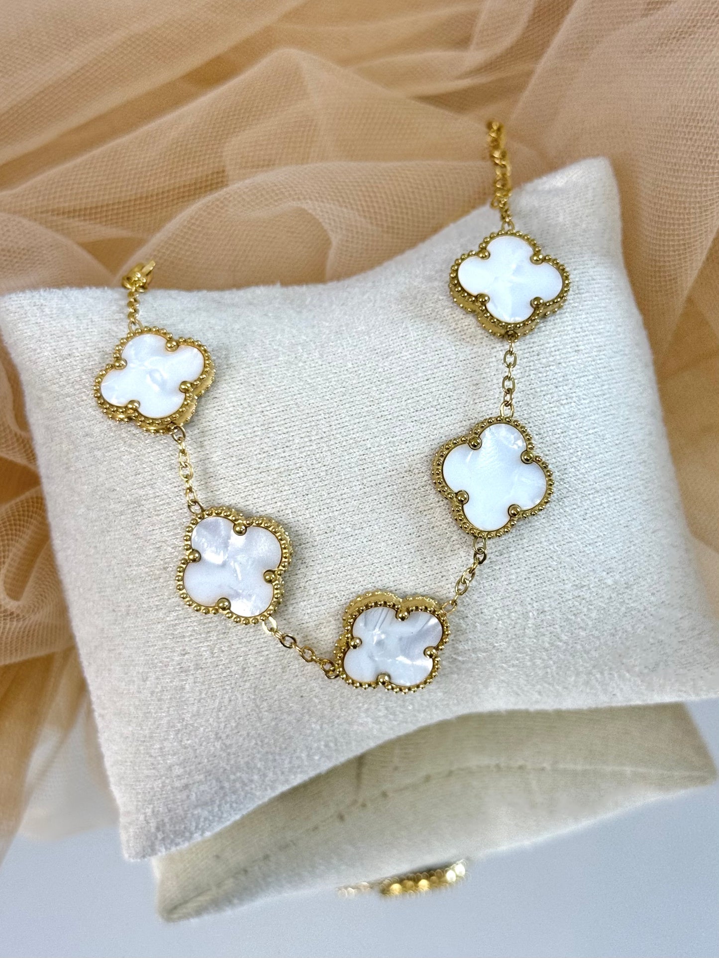 large clover, large clover white, white, clover bracelet, bracelet clover in white, clover bracelet
