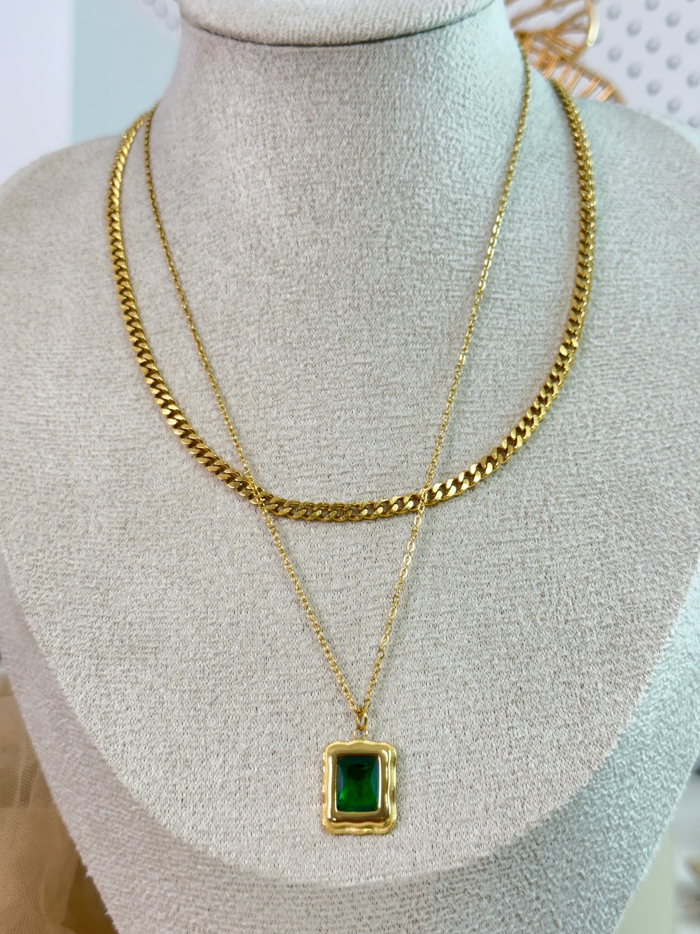 Timeless jewellery, Simple_Necklace_Perfect_Gift_for_Her_Elegant_Necklace_Dainty_Jewelry_Classic_Gold_Chain_Fashion_Accessories_Sleek_Necklace_Trendy_Jewellery_Lightweight_Chain_Stylish_Gift_Idea_Statement_Necklace_Modern_Jewellery_Versatile necklace, emerald green necklace, necklace with green stone, bold pendant