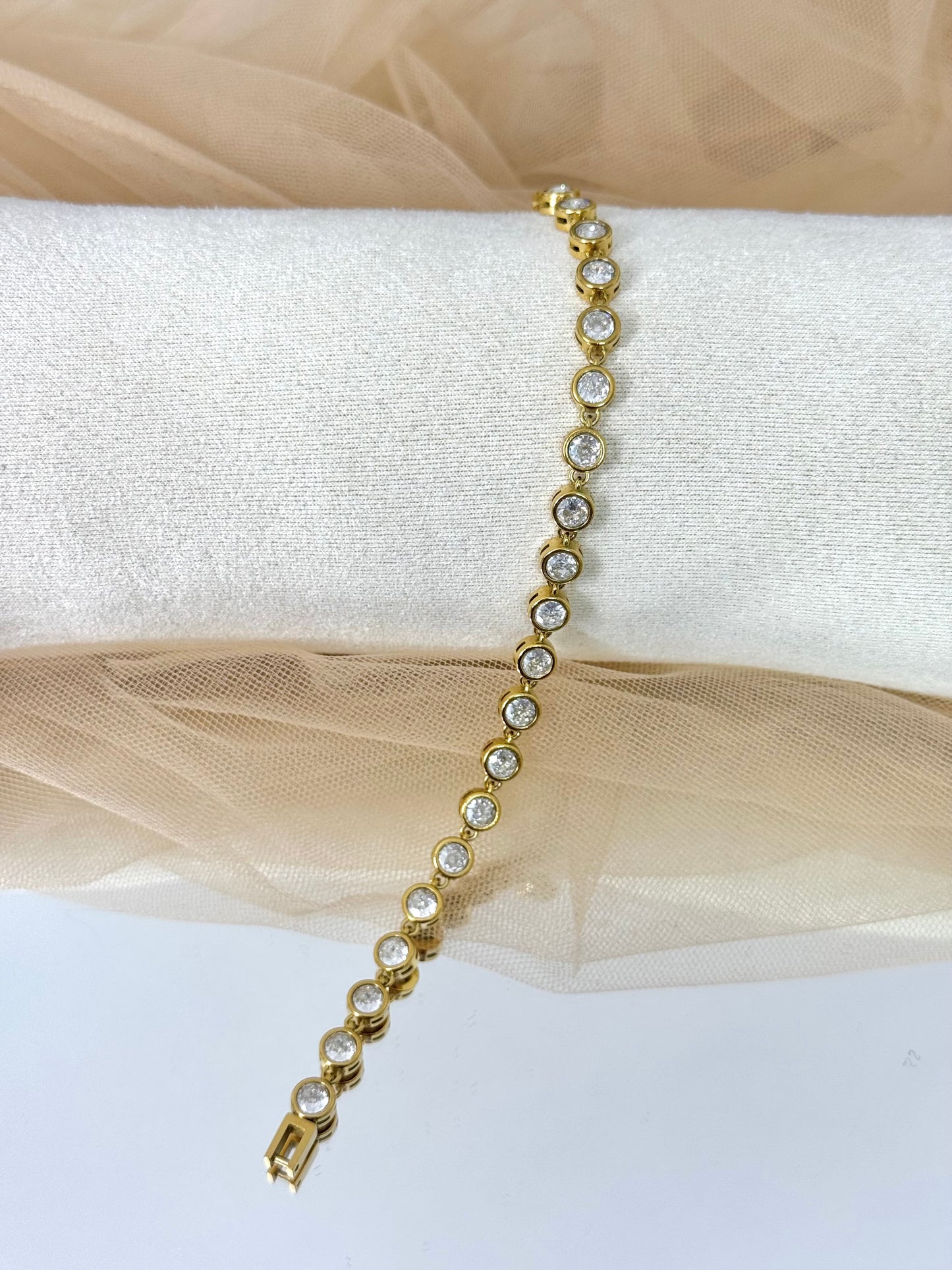 timeless jewellery, perfect gift for her, elegant bracelet, charm bracelet, best gift for her, classic gold chain bracelet, stylish gift, statement bracelet, versatile bracelet, bracelet Australia, gold bracelet, lucky charm, cute bracelet, round stones design bracelet, stone bracelet with stones