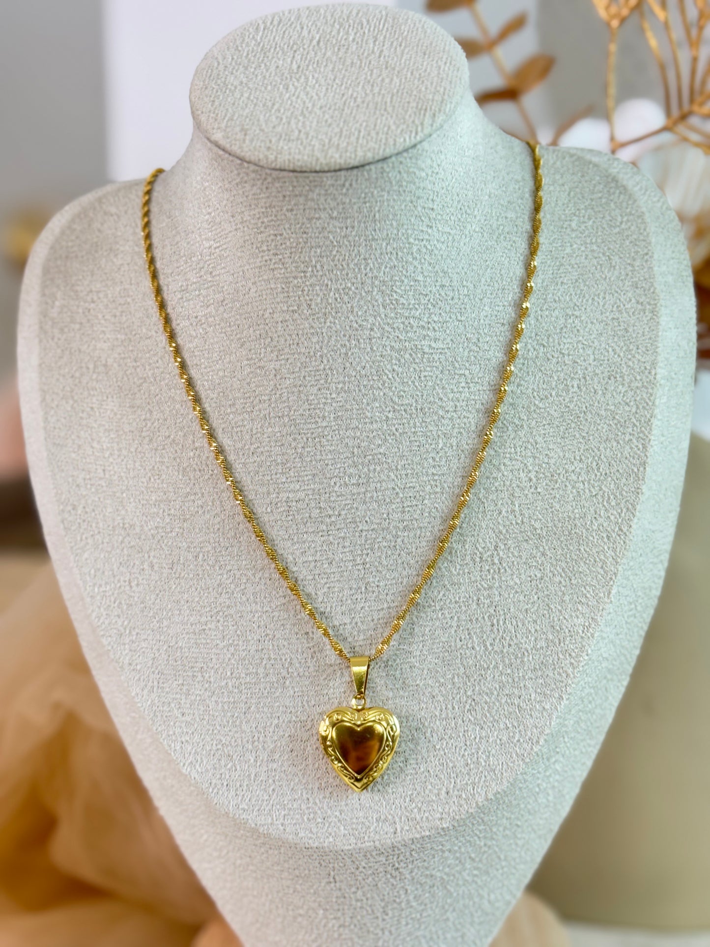 Timeless jewellery, Simple_Necklace_Perfect_Gift_for_Her_Elegant_Necklace_Dainty_Jewelry_Classic_Gold_Chain_Fashion_Accessories_Sleek_Necklace_Trendy_Jewellery_Lightweight_Chain_Stylish_Gift_Idea_Statement_Necklace_Modern_Jewellery_Versatile necklace, locket necklace
