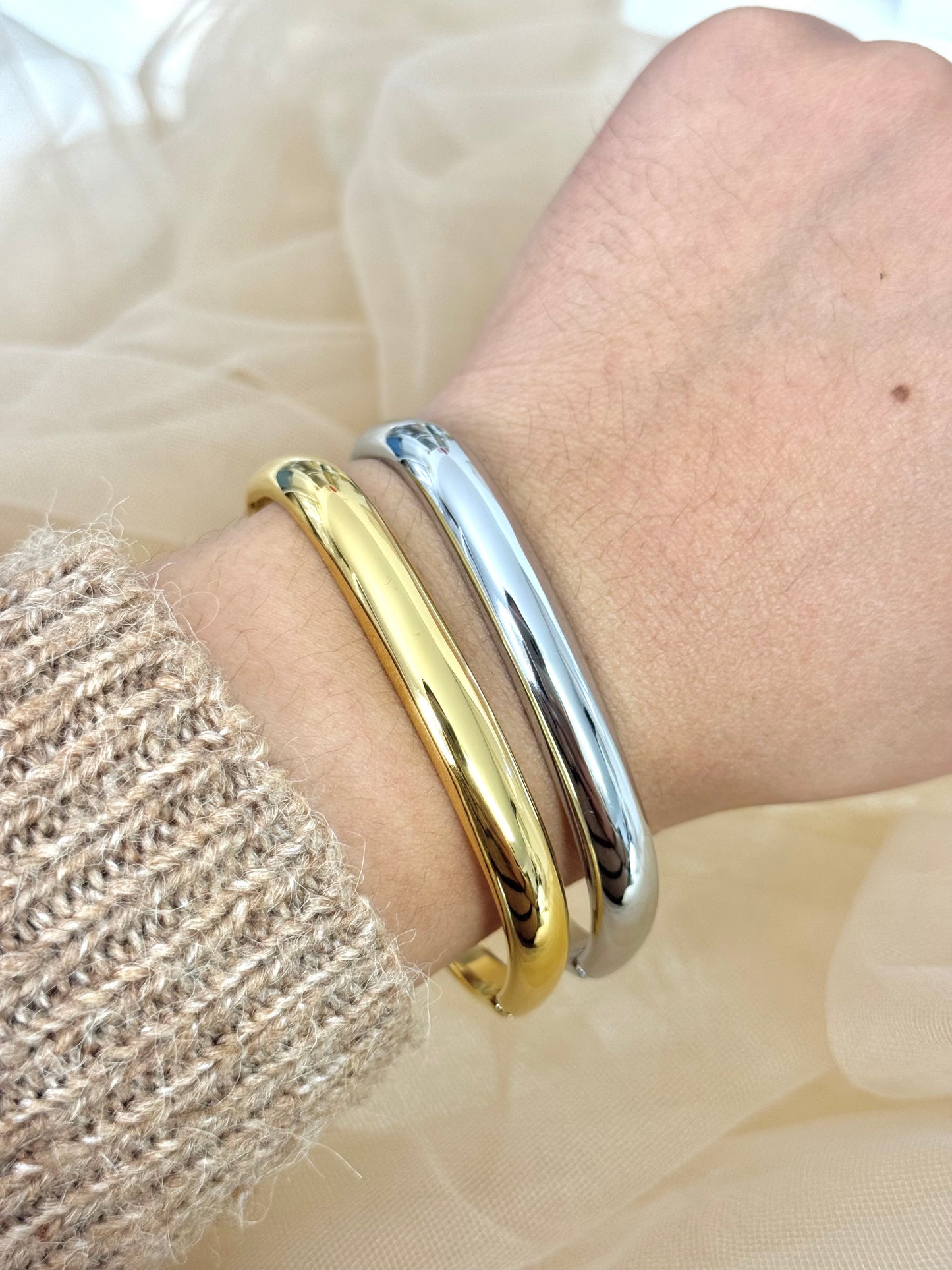 timeless jewellery, perfect gift for her, elegant bracelet, charm bracelet, best gift for her, classic silver chain bangle, stylish gift, statement bracelet, versatile bracelet, bracelet Australia, silver bracelet, silver bangle, elegant bangle, classic bangle, bangle for any outfit, statement bangle