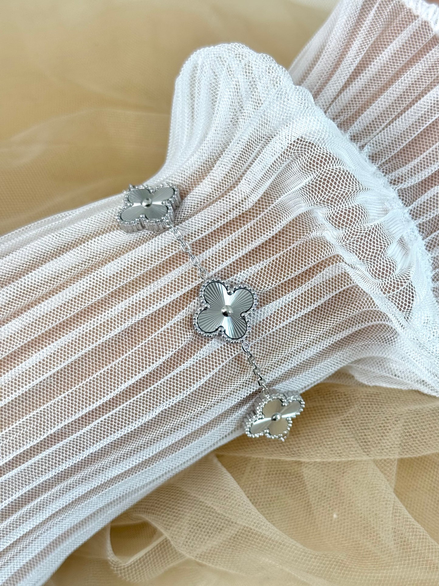 silver clover braclet, clover in silver, clover shaped bracelet, clover design jewellery