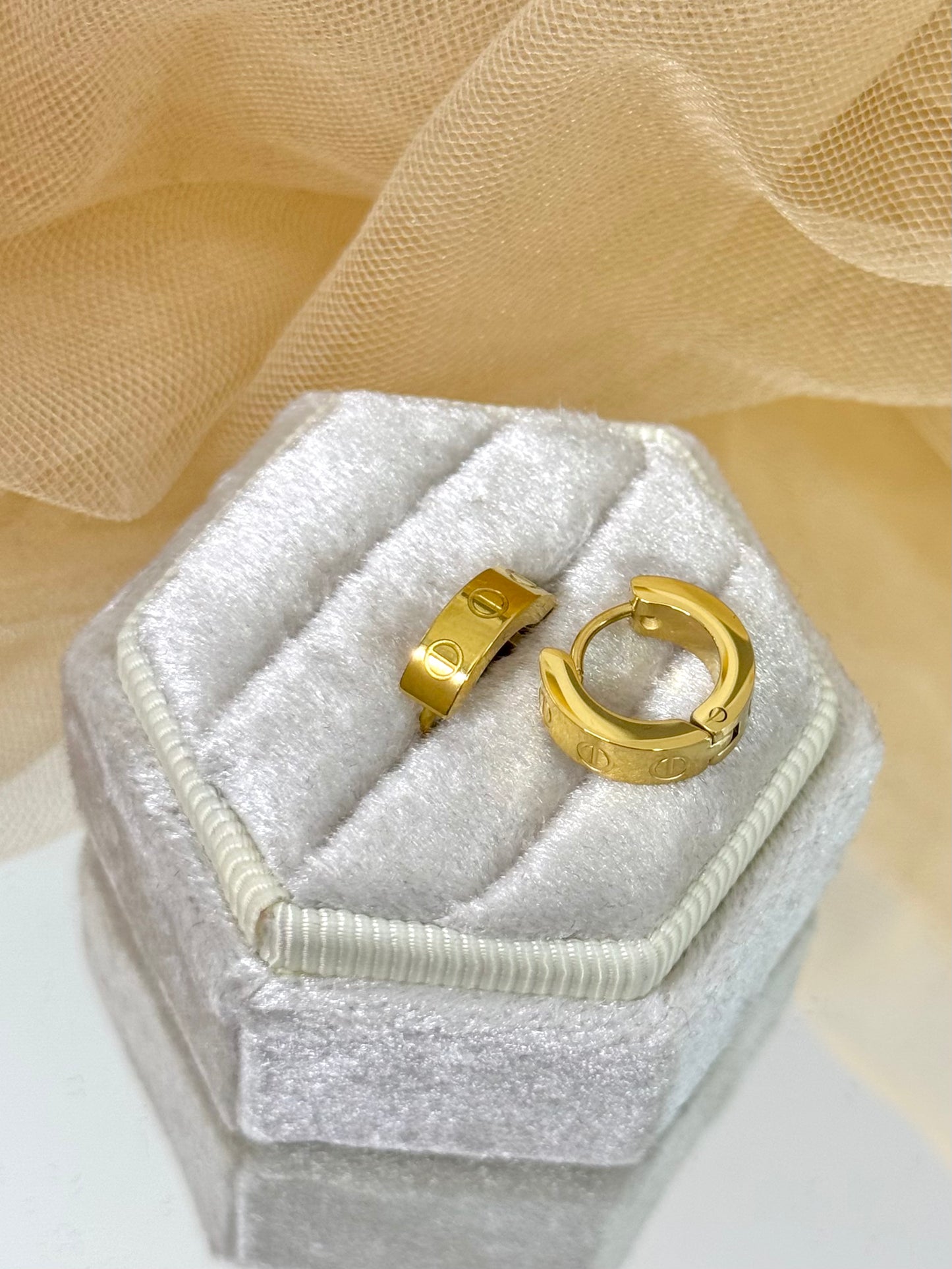 small hoop earring, small hoop for everyday, hoop for stacking, simple hoop earrings, hoop for seconds