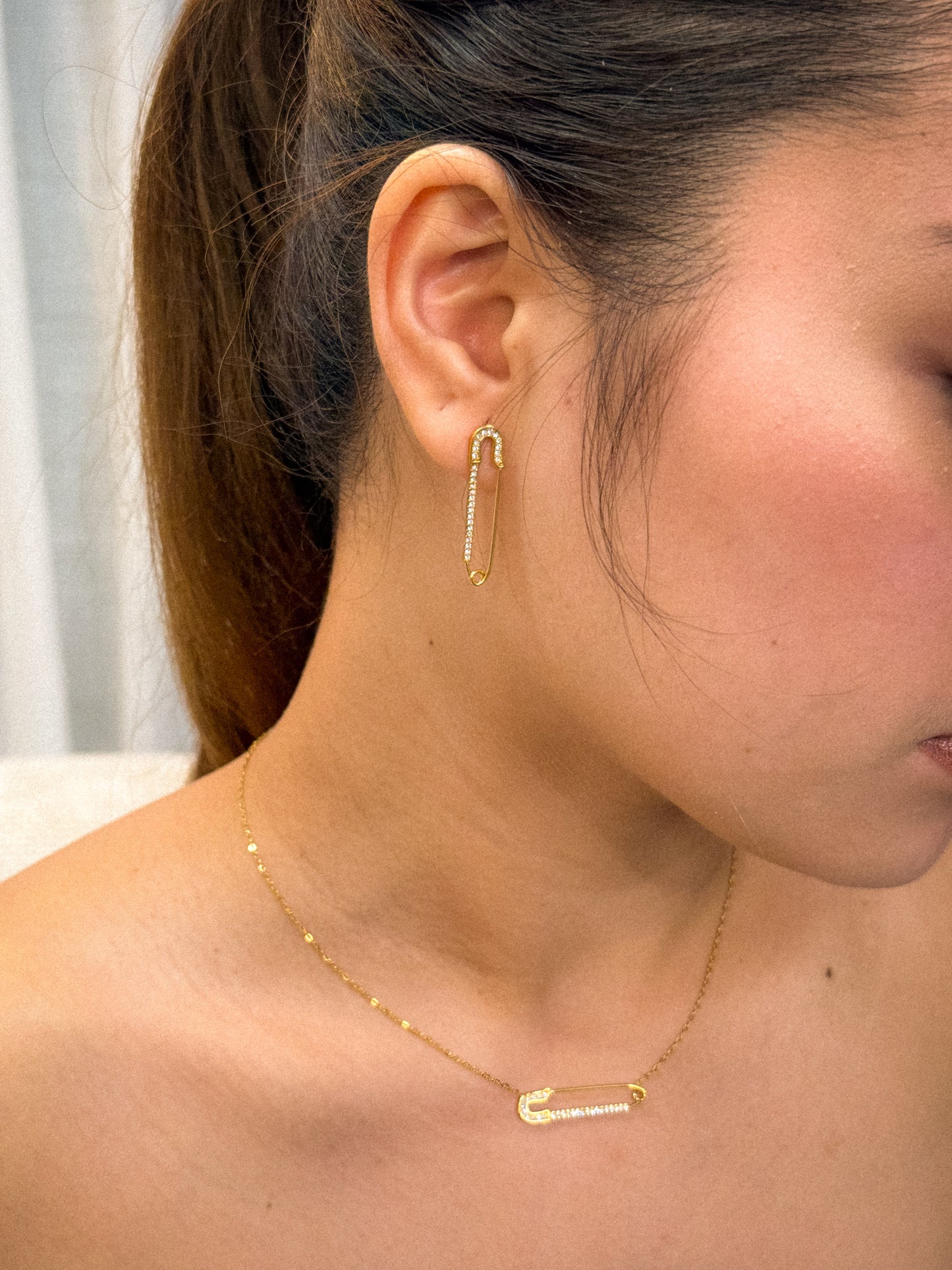 gold earrings, minimalist design earrings, jewellery for occasion, gift idea for her, cute earrings, dainty earrings, elegant earrings, dainty earrings, cute earrings , simple earrings, earrings with stones, unique design earrings