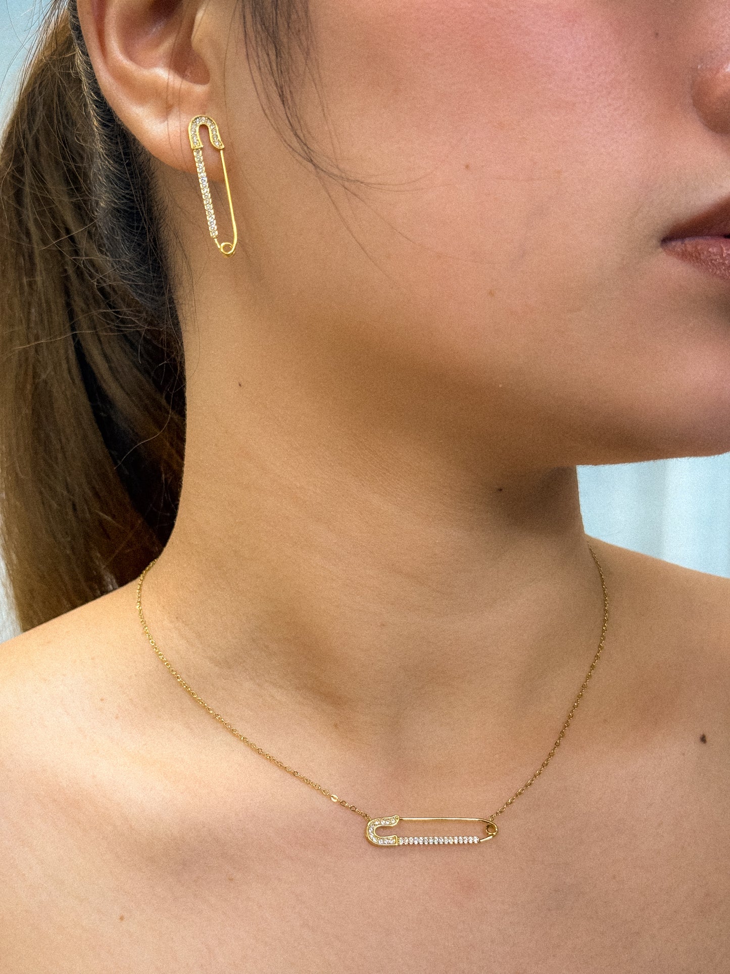 gold earrings, minimalist design earrings, jewellery for occasion, gift idea for her, cute earrings, dainty earrings, elegant earrings, dainty earrings, cute earrings , simple earrings, earrings with stones, unique design earrings