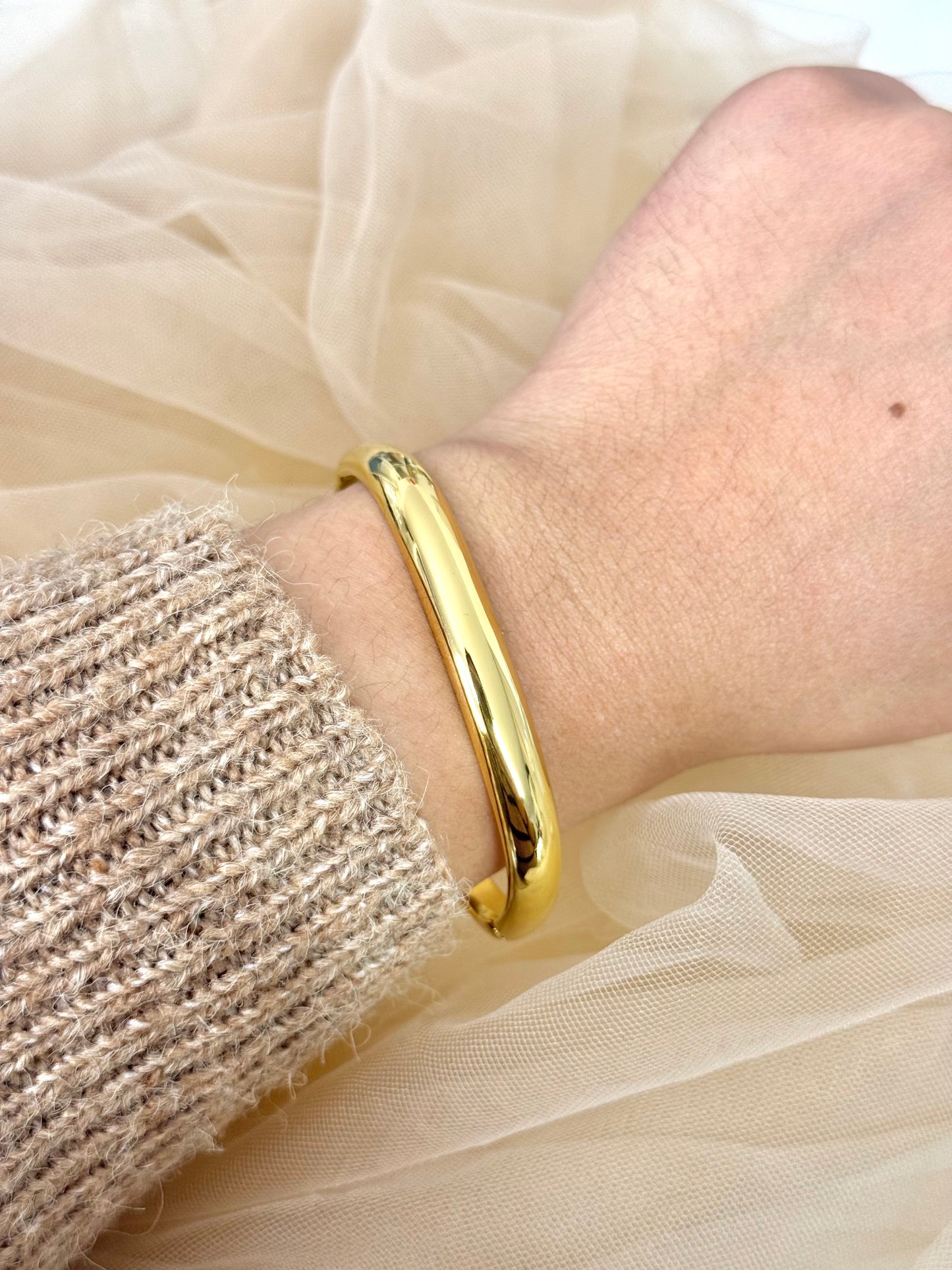timeless jewellery, perfect gift for her, elegant bracelet, charm bracelet, best gift for her, classic gold chain bangle, stylish gift, statement bracelet, versatile bracelet, bracelet Australia, gold bracelet, gold bangle, elegant bangle, classic bangle, bangle for any outfit