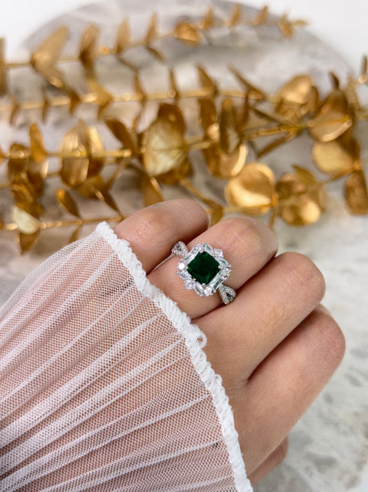 timeless jewellery, perfect gift for her, elegant jewellery, dainty jewellery, simple jewellery, classic gold ring, fashion accessories, sleek jewellery, trendy jewellery, lightweight ring, stylish jewellery, simple ring, black gem ring, emeald green ring, green ring, black ring