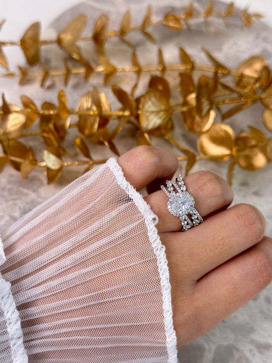 timeless jewellery, perfect gift for her, elegant jewellery, dainty jewellery, simple jewellery, classic gold ring, fashion accessories, sleek jewellery, trendy jewellery, lightweight ring, stylish jewellery, simple ring, stone ring