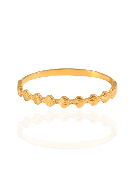 SDRO, shell bangle, dainty bangle, minimal bangle, statement bangle, cuff bangle, elegant bangle, fashion bangle, versatile bangle, lightweight bangle, beach fashion jewellery, beach bracelet, beach bangle, SDRO, zircon bangle, minimalist bangle, versatile bangle, stackable bangle, fashion bangle, bangle with stones, square zircon, square zircon bangle, sparkling stones bangle, sleek bangle, lightweight bangle, lightweight bracelet, buckle bracelet, B0902