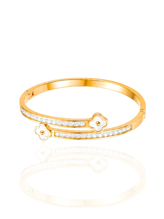 timeless jewellery, perfect gift for her, elegant jewellery, elegant bracelet, charm bracelet, dainty jewellery, simple jewellery,  fashion accessories, sleek jewellery, trendy jewellery, lightweight bangle, stylish jewellery, simple bangle, classic gold bangle, bangle with stones, heart design bangle, flower bangle, statement bangle, best gift for her, classic gold chain bangle, stylish gift bracelet Australia, gold bracelet, gold bangle, clover bangle, clover bangle with stones