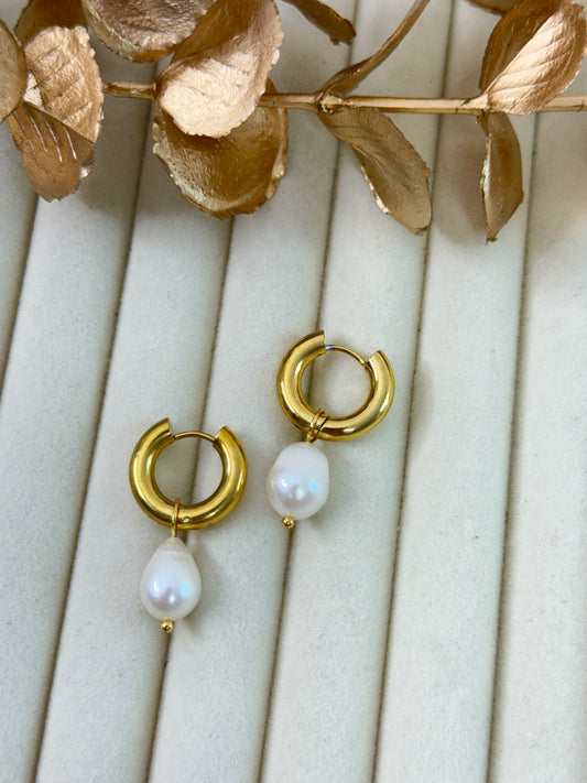 Chloe Pearl Earrings 1074