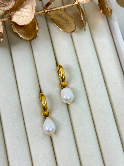 Chloe Pearl Earrings 1074
