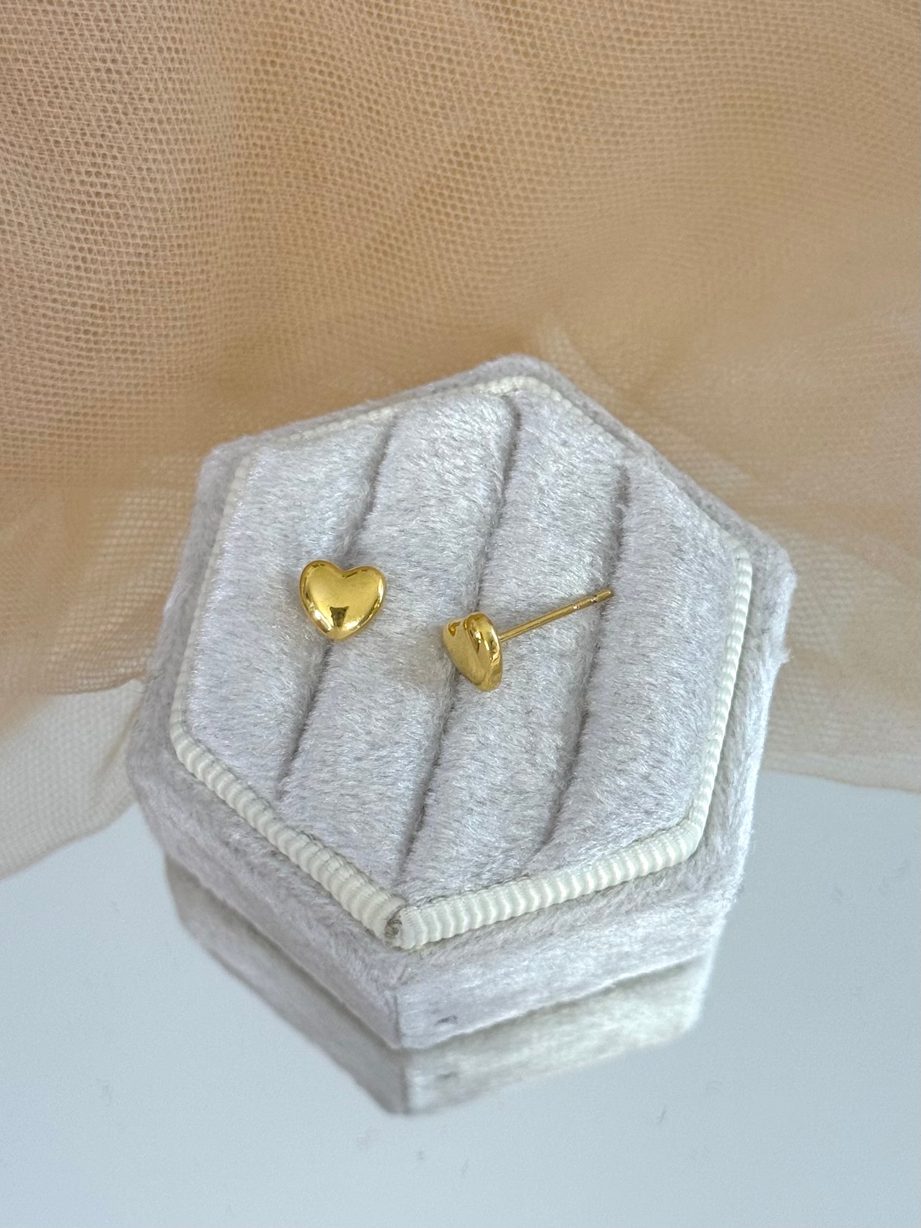 Gold heart-shaped stud earrings in a hexagonal jewelry box on a beige fabric background, stud earrings, perfect gift for her, everyday wear, minimalist look, elegant earrings