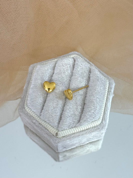 Gold heart-shaped stud earrings in a hexagonal jewelry box on a beige fabric background, stud earrings, perfect gift for her, everyday wear, minimalist look, elegant earrings