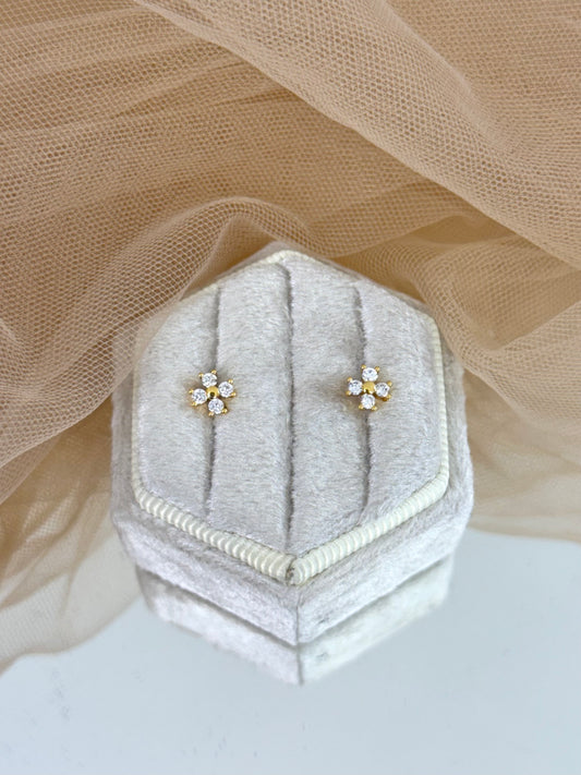 Hexagonal jewelry box with diamond earrings on a beige fabric background, stud earrings, gemstone, everyday wear, elegant drop earrings