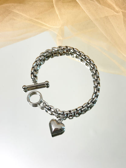 silver bracelet, heart bracelet, charm bracelet, chain bracelet, bracelet with heart dangling design, cute heart bracelet