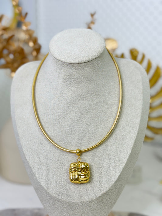Timeless jewellery, Simple_Necklace_Perfect_Gift_for_Her_Elegant_Necklace_Dainty_Jewelry_Classic_Gold_Chain_Fashion_Accessories_Sleek_Necklace_Trendy_Jewellery_Lightweight_Chain_Stylish_Gift_Idea_Statement_Necklace_Modern_Jewellery_Versatile necklace, bold pendant necklace