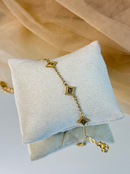 timeless jewellery, perfect gift for her, elegant jewellery, dainty jewellery, simple jewellery, classic gold bracelet, fashion accessories, sleek jewellery, trendy jewellery, lightweight bracelet, stylish jewellery, simple bracelet