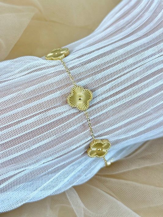 clover bracelet in gold, gold clover bracelet, gold clover, plain gold clover