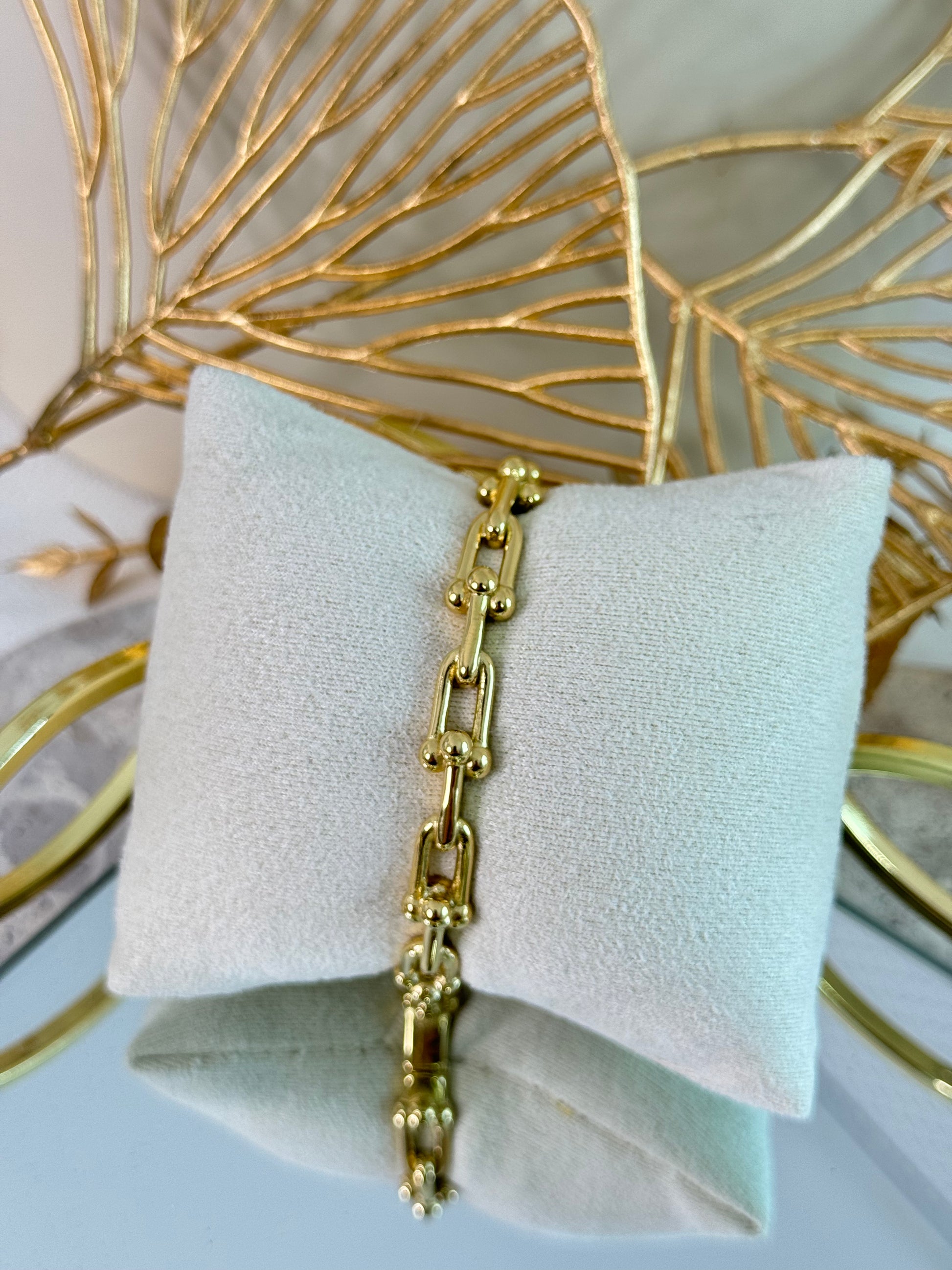 timeless jewellery, perfect gift for her, elegant jewellery, dainty jewellery, simple jewellery, classic gold bangle, fashion accessories, sleek jewellery, trendy jewellery, lightweight bangle, stylish jewellery, simple bangle, flower bangle, intricate design bangle, linked chain bangle